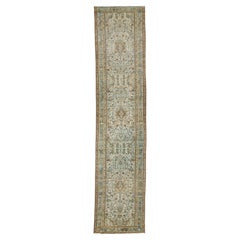 Tapis de couloir long en laine beige Malayer antique avec motif floral sur toute la surface