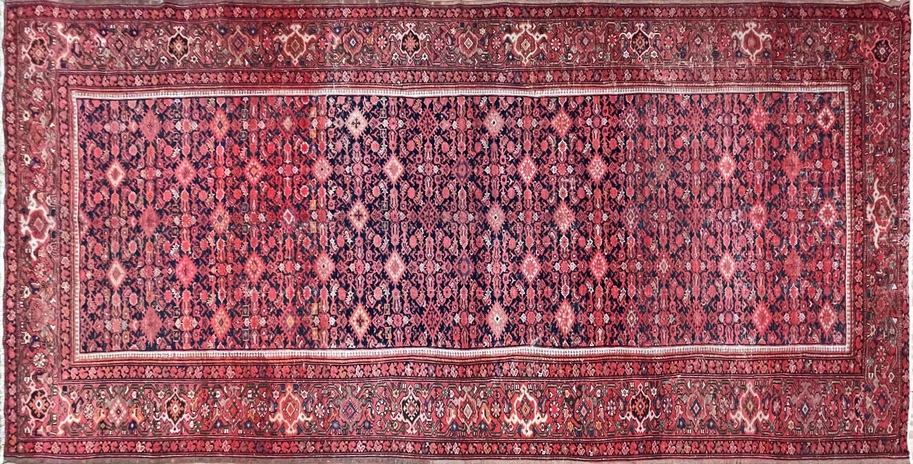 Die Stammesweber in Malayer waren häufig türkischer Abstammung und verwendeten den türkischen Knoten. Der Gourde ist ein symmetrischer Knoten, im Gegensatz zu den asymmetrischen Knoten vieler traditioneller  Kreationen. Außerdem haben antike