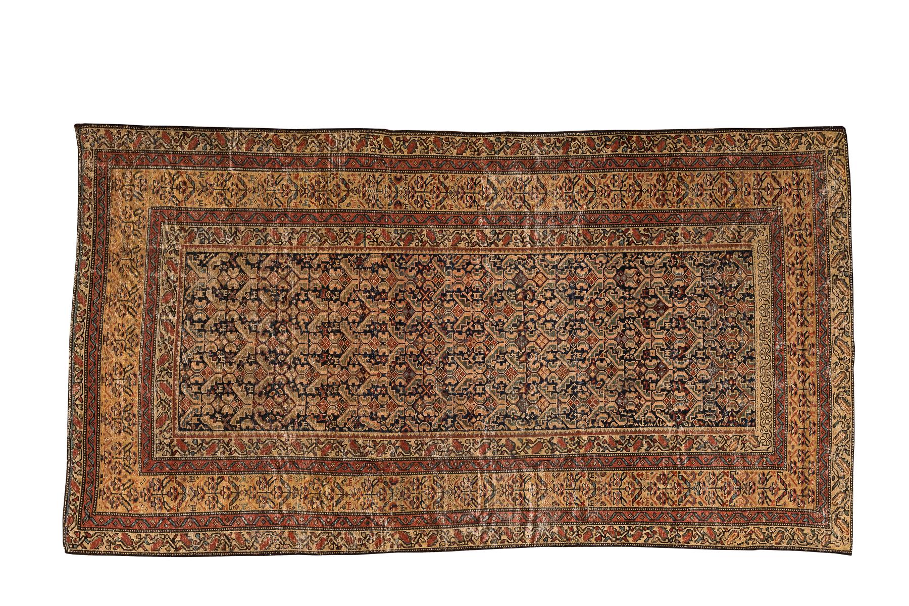 Questo antico tappeto Malayer presenta un motivo allover riccamente dettagliato che sembra allo stesso tempo architettonicamente strutturato e morbidamente organico. Il suo campo è composto da motivi a incastro disposti in un reticolo ritmico,