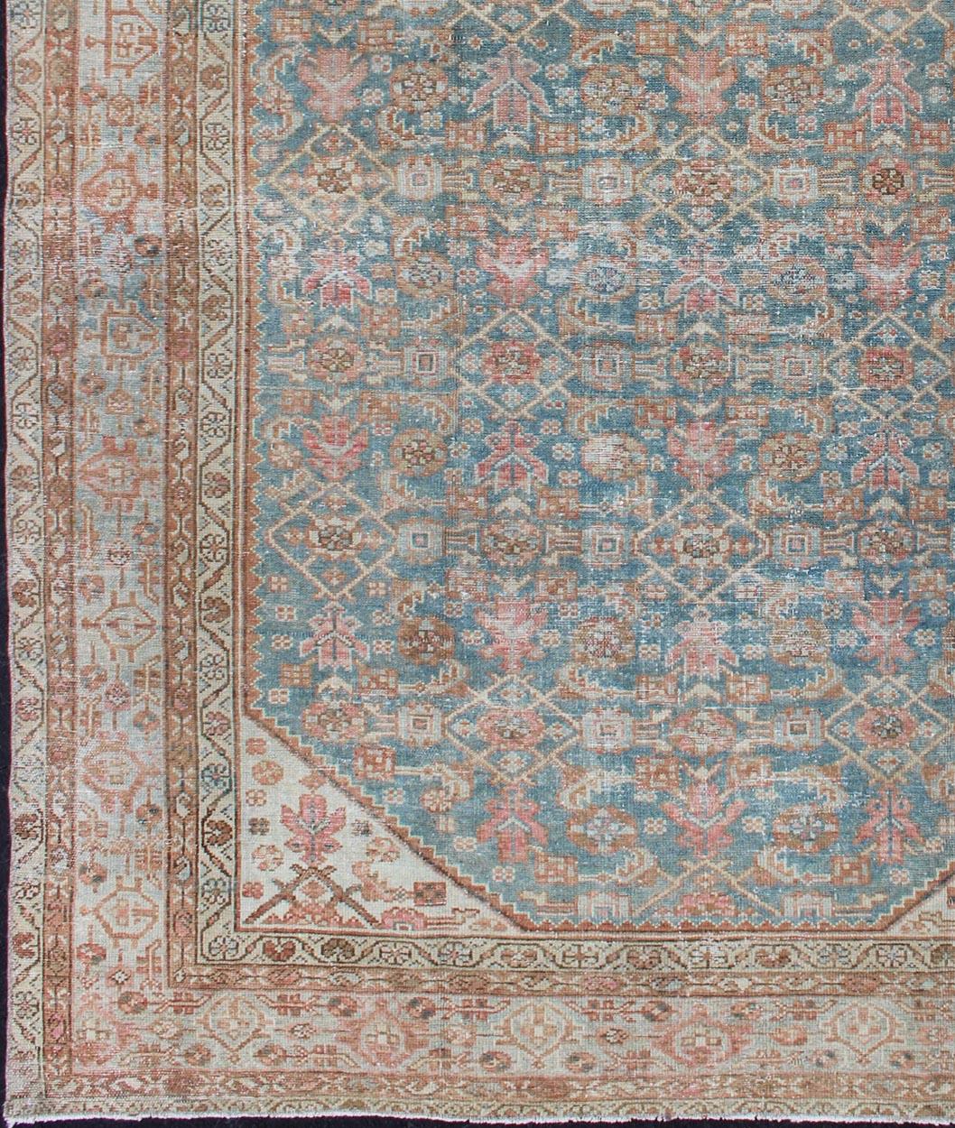 Persian rug in light blue and pink tones, rug en-1319, country of origin / type: Iran / Malayer, circa 1920

This beautiful antique Malayer rug features a central field adorned with a repetitive arrangement of small motifs and four small cornices.