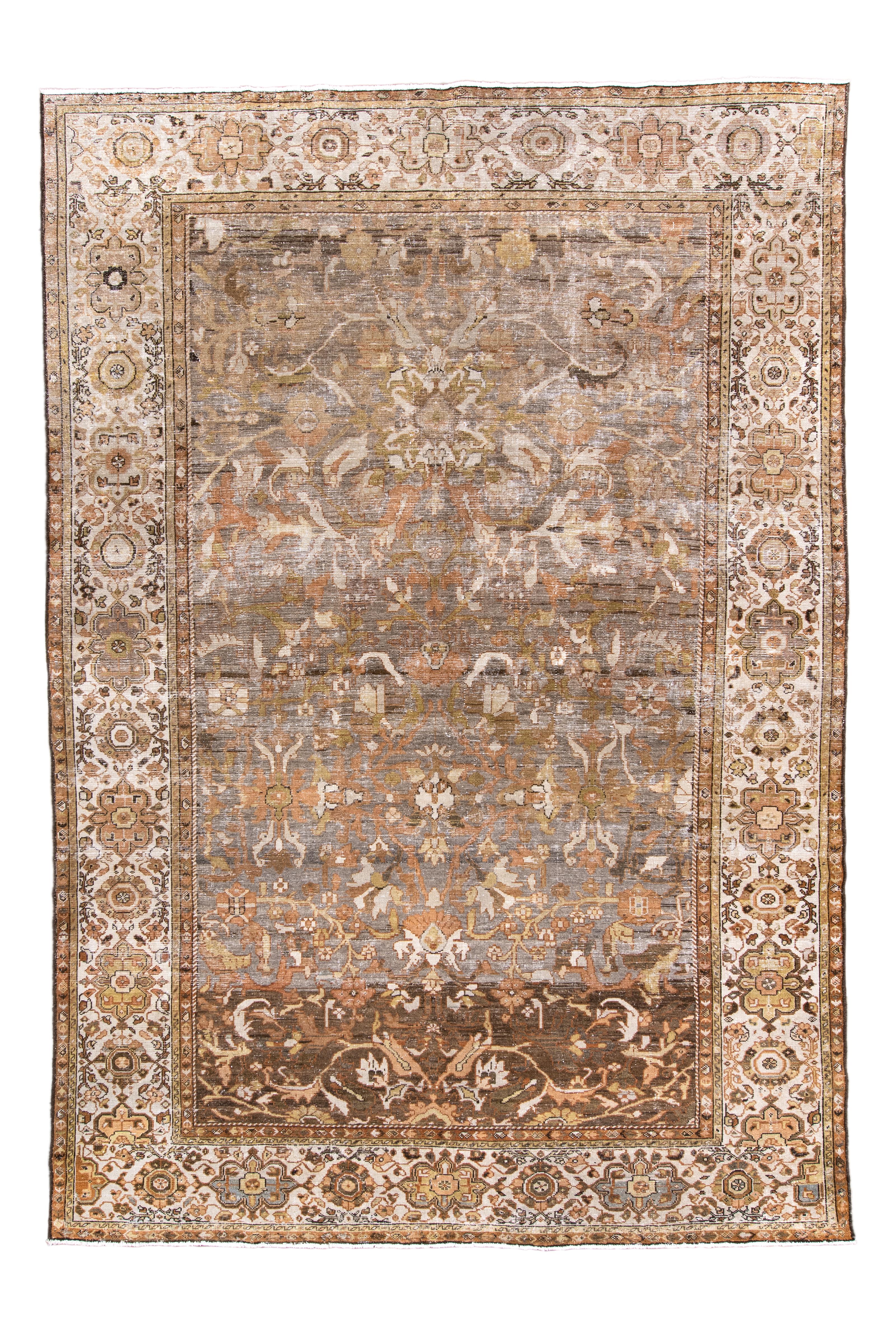 Le champ en ardoise abrasée accueille un motif de feuilles courbées et enroulées dominant des éléments végétaux, accentués par des couleurs écru, vert et kaki. Le tapis présente également une bordure crème dérivée des sarouks de Farahan, avec des