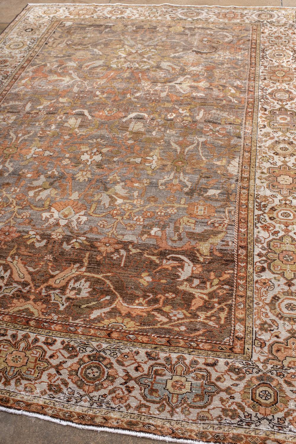 Perse Tapis Malayer ancien avec un motif de feuilles sur toute la surface en vente