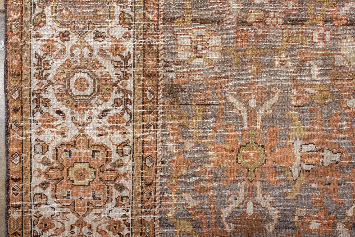 Tapis Malayer ancien avec un motif de feuilles sur toute la surface Bon état - En vente à New York, NY