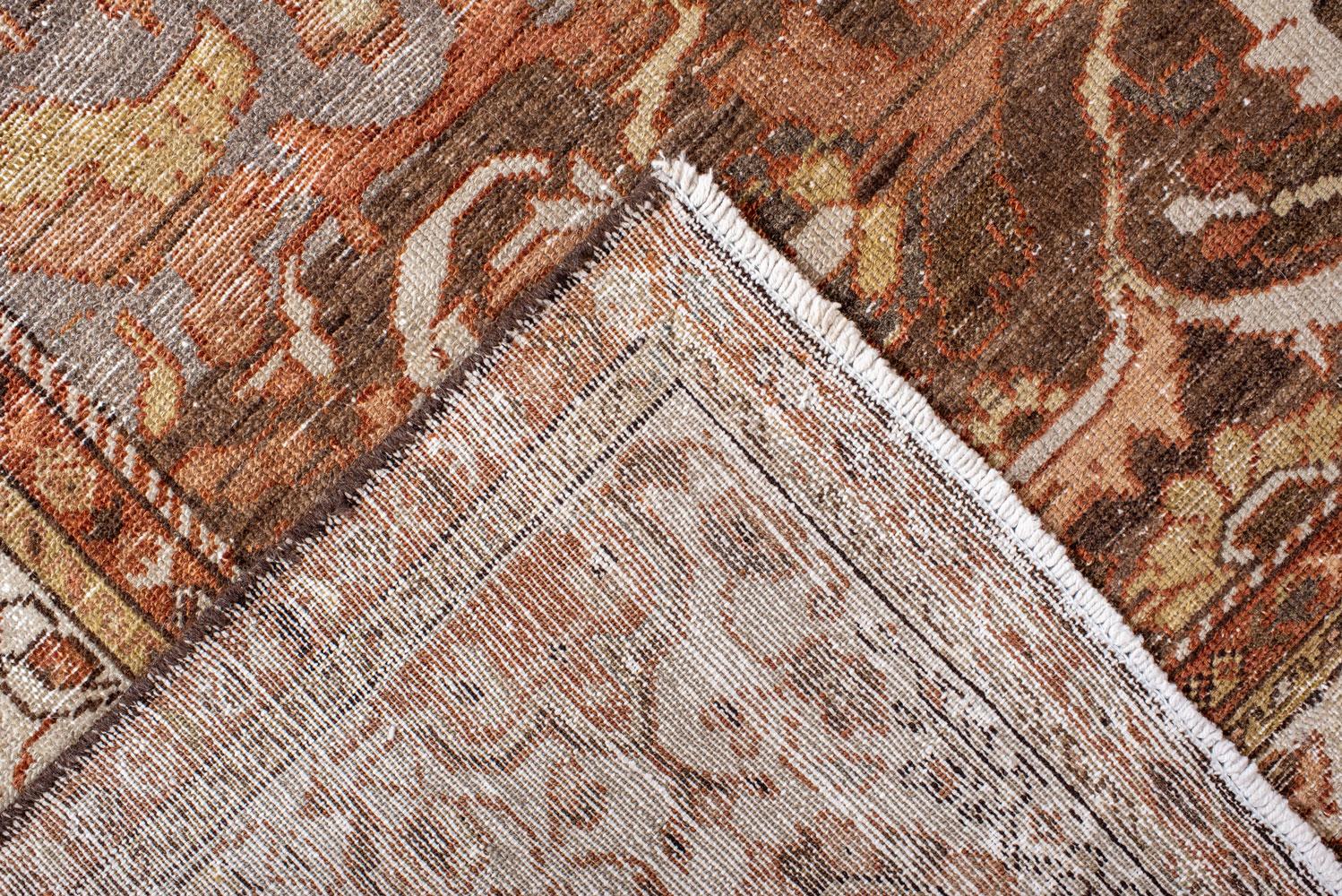 20ième siècle Tapis Malayer ancien avec un motif de feuilles sur toute la surface en vente