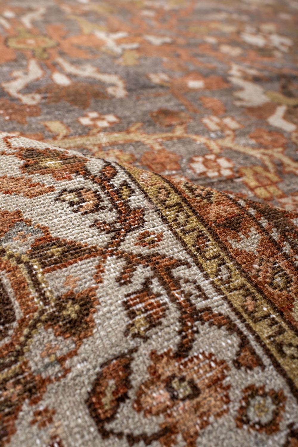 Laine Tapis Malayer ancien avec un motif de feuilles sur toute la surface en vente