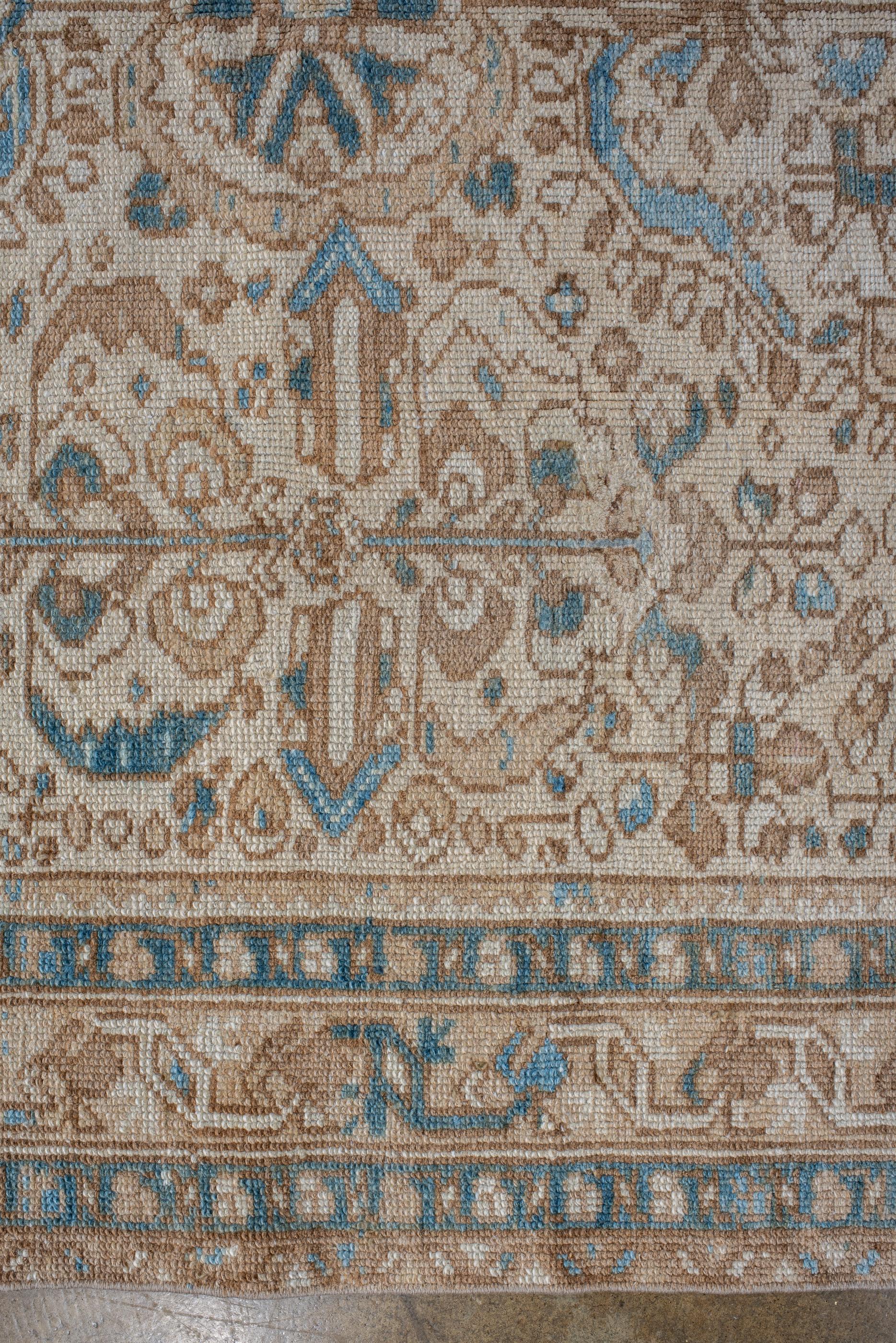 Malayer ancien rempli de rosettes, de couleur bleue et ivoire Bon état - En vente à New York, NY