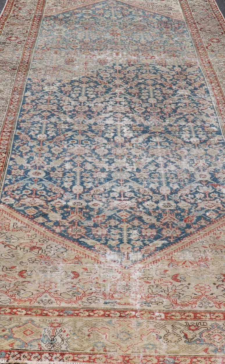 Maße: 6'5 x 13'7 
Antiker Malayer-Galerie-Teppich mit subgeometrischem Design von Keivan Woven Arts. Keivan Woven Arts/ Teppich/ EMB-21, Herkunftsland / Typ: Iran / Malayer, um 1930.
Dieser atemberaubende antike persische Malayer-Galerieläufer