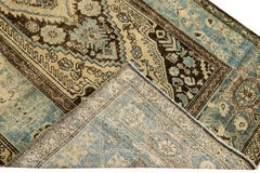 Tapis Malayer ancien en laine beige et bleu, fabriqué à la main et entièrement conçu à la main