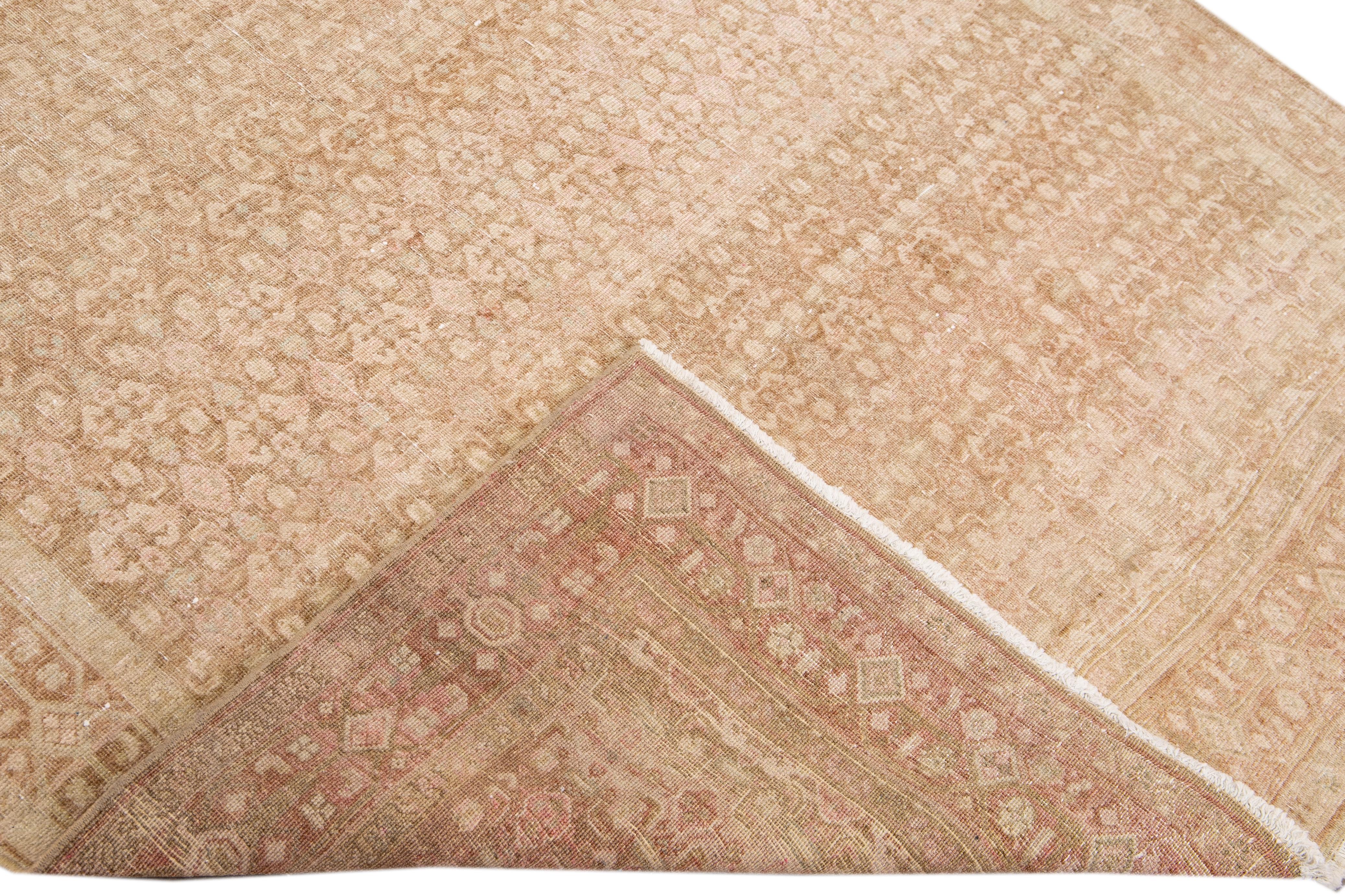 Schöner antiker handgeknüpfter Wollteppich von Malayer mit beigem Feld. Dieses Stück von Malayer hat einen braunen Akzent in einem wunderschönen floralen Allover-Muster.

Dieser Teppich misst: 5' x 9'9