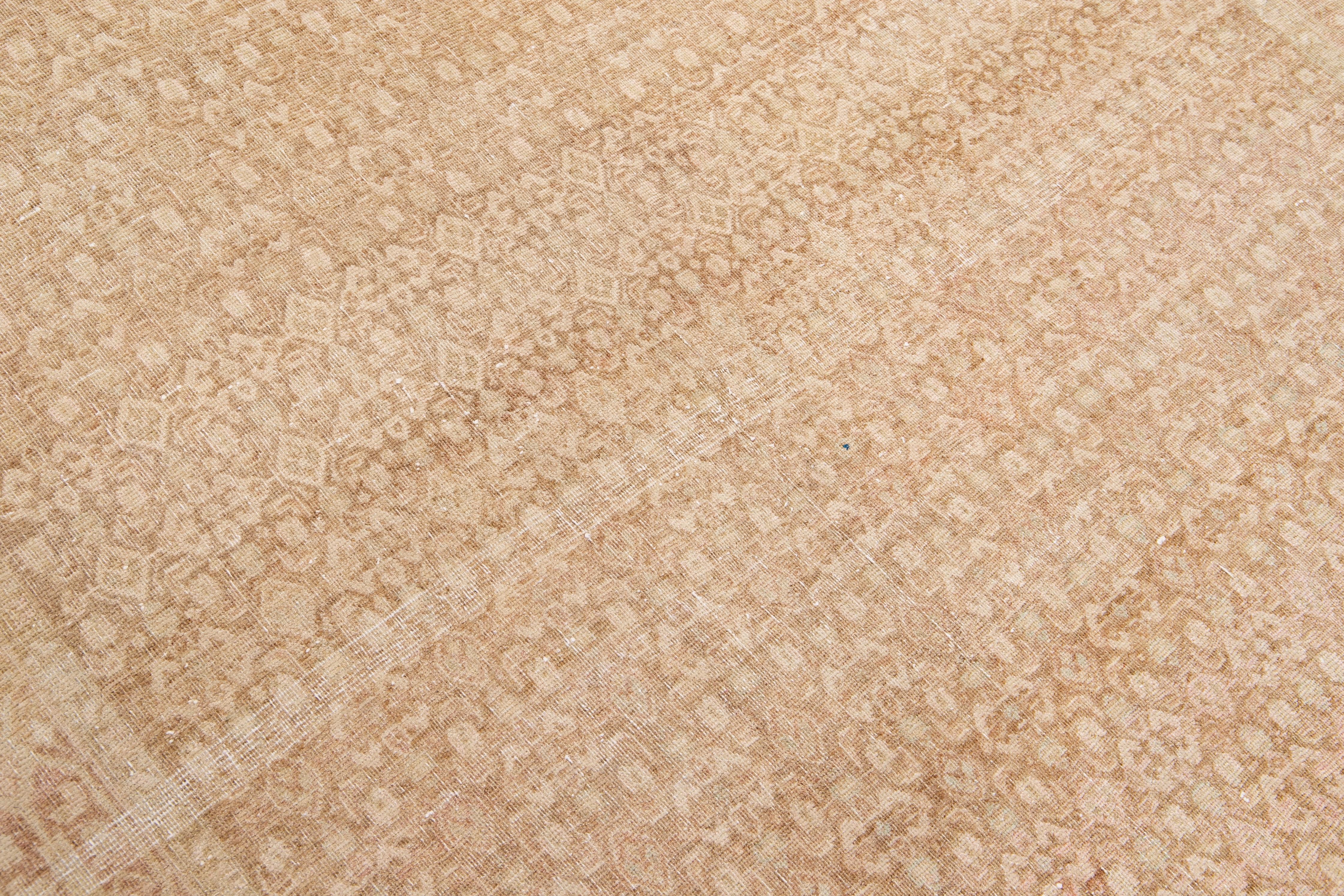 Antiker handgefertigter Beige-Wollteppich im Allover-Design von Malayer im Angebot 1