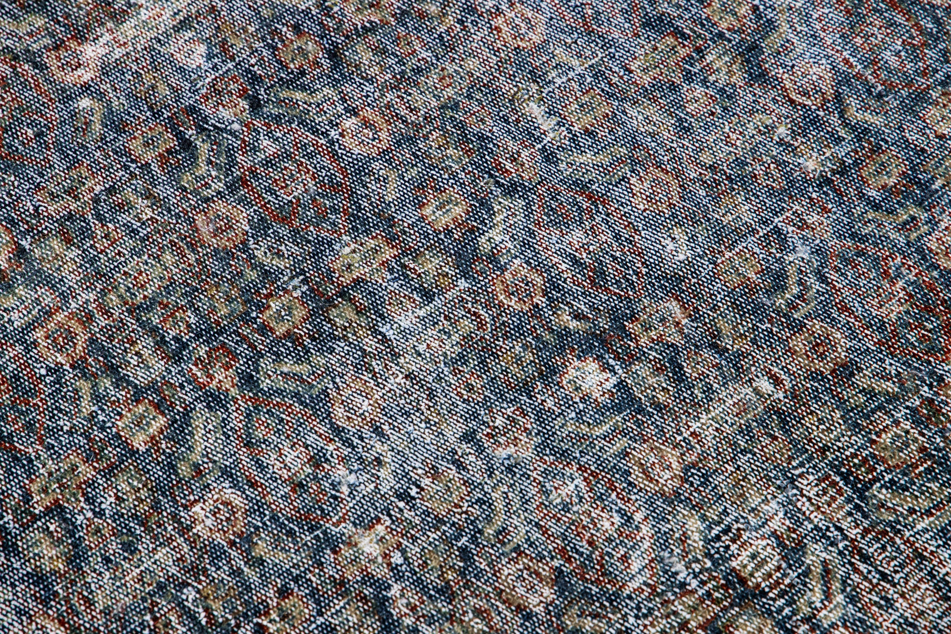 Tapis de couloir Malayer ancien en laine bleue à motifs floraux, fait à la main en vente 2