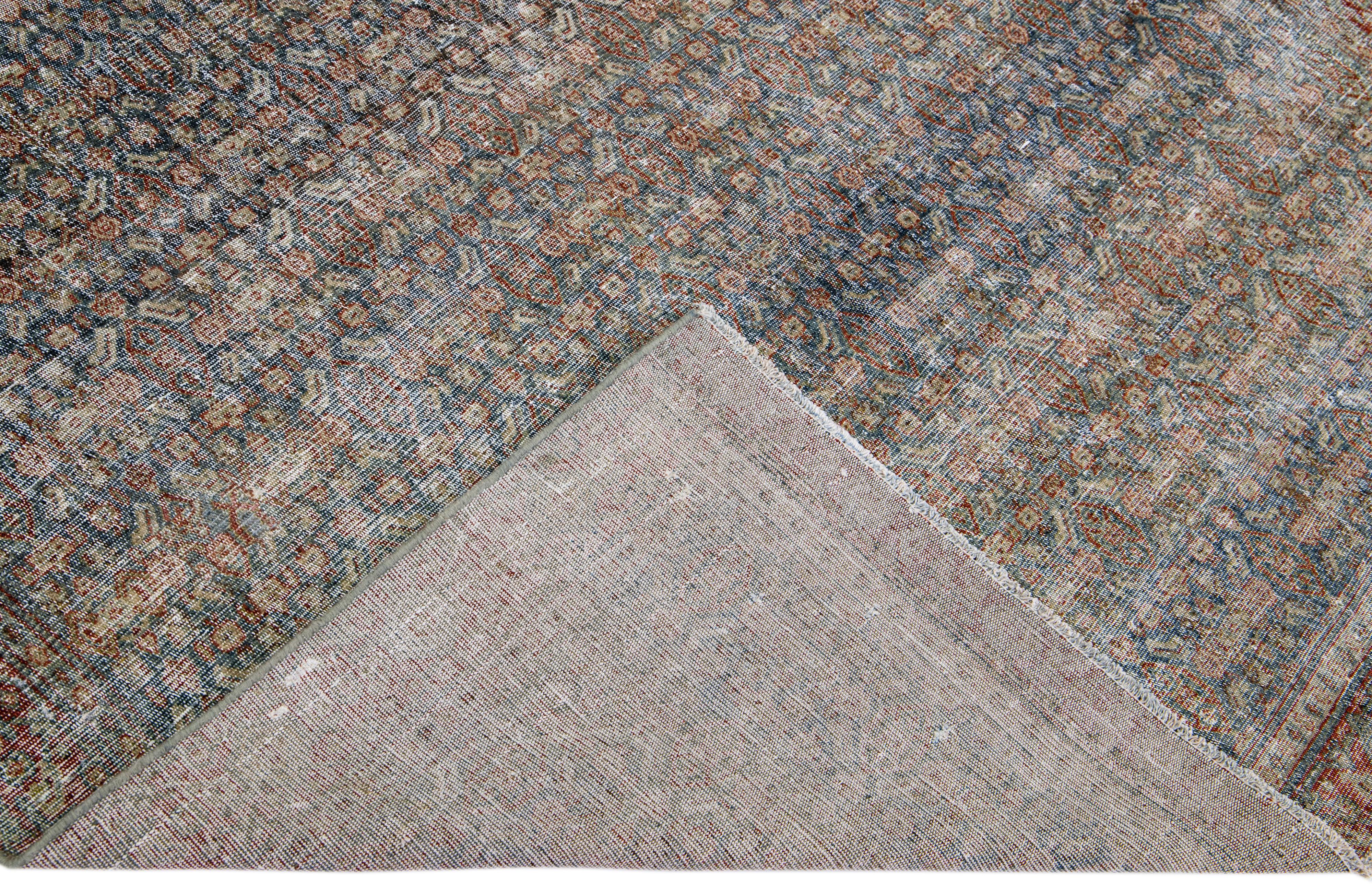 Magnifique tapis de couloir Malayer ancien en laine nouée à la main avec un champ bleu. Cette pièce Malayer présente un cadre à motifs rouges et un accent multicolore dans un magnifique motif floral vieilli sur toute sa surface.

Ce tapis mesure :
