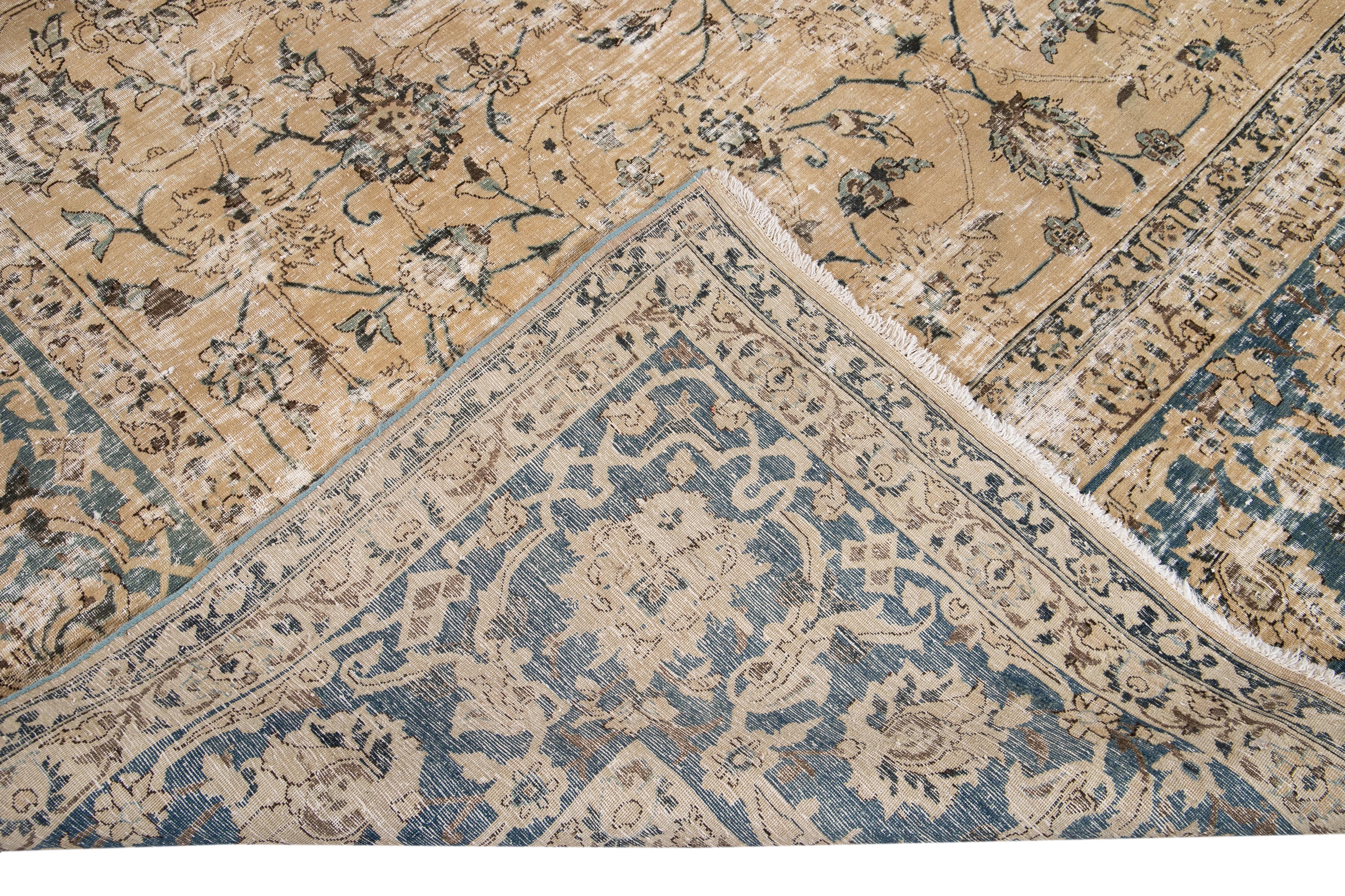 Magnifique tapis ancien en laine nouée à la main de Malayer avec un champ beige. Ce tapis Malayer a un cadre bleu et des accents de marron et de bleu dans un magnifique motif floral en médaillon sur tout le pourtour.

Ce tapis mesure : 9'10