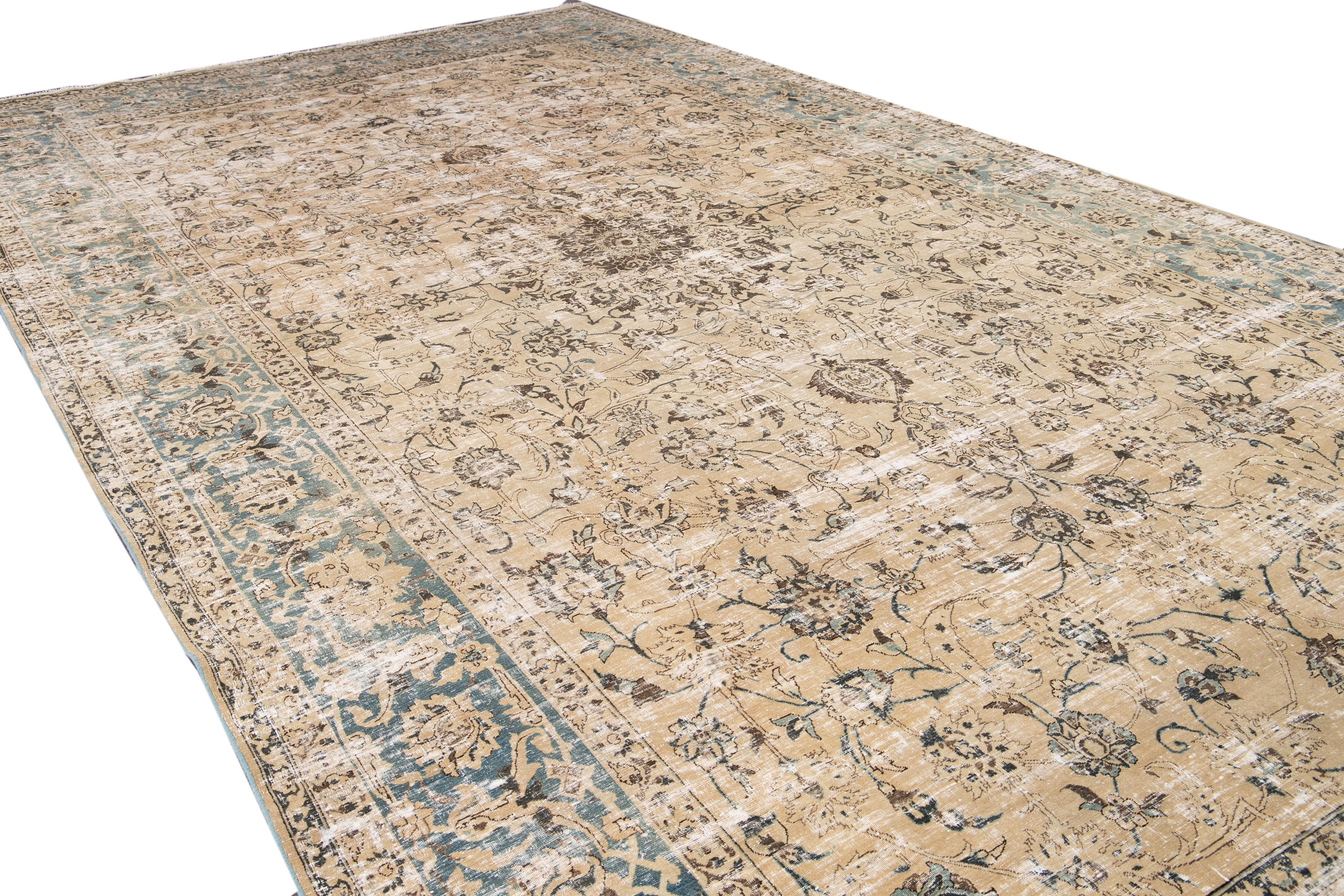 Tapis antique Malayer fait à la main en laine beige Shabby Chic Floral en vente 1