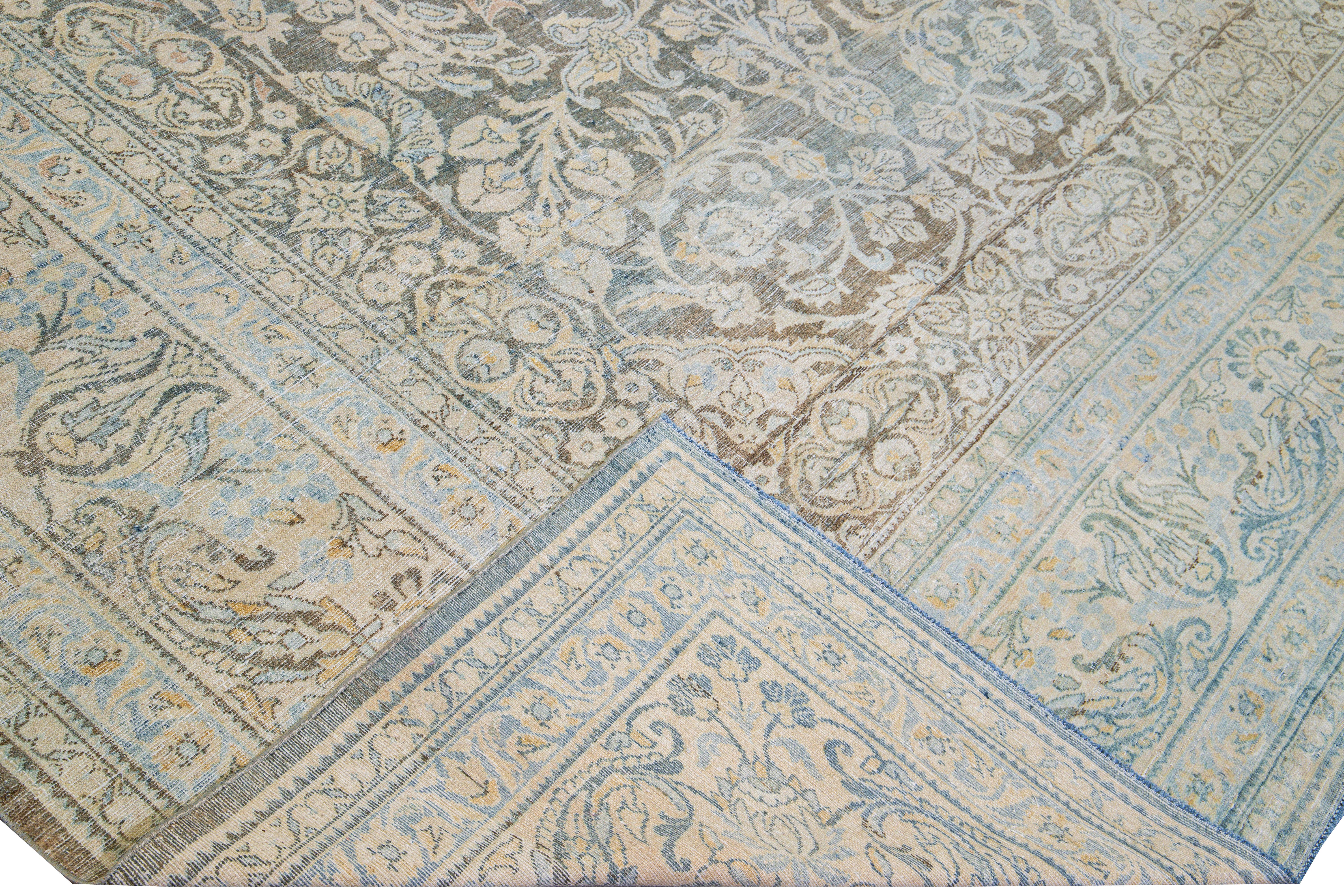 Schöner antiker handgeknüpfter Wollteppich aus Malayer mit blauem Feld. Dieses Stück von Malayer hat einen beigen Rahmen und Akzente in einem wunderschönen floralen Allover-Muster.

Dieser Teppich misst: 14'6