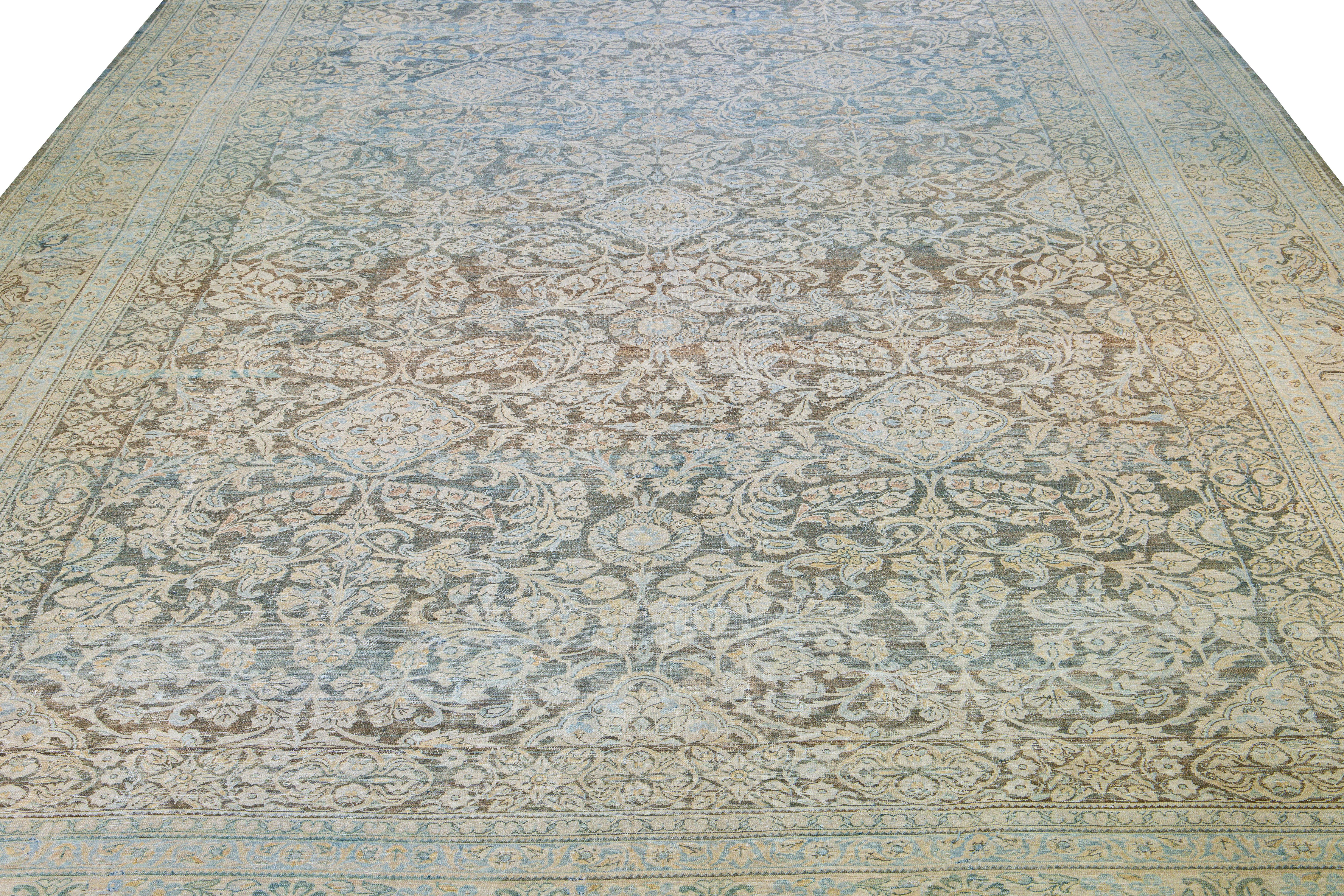 Antiker handgefertigter Oversize-Wollteppich in Blau mit geometrischem Blumenmuster, Malayer (Islamisch) im Angebot