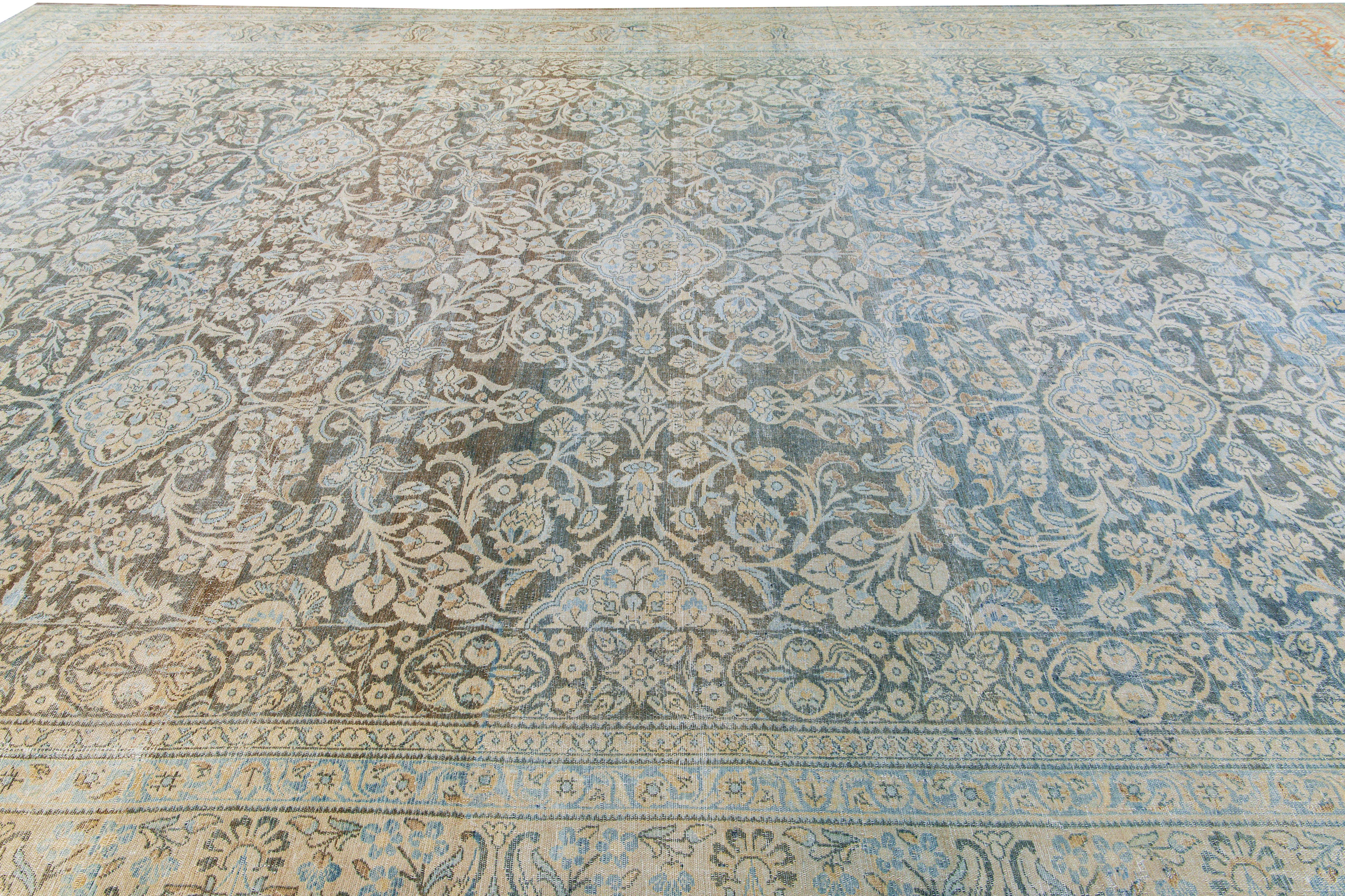 Antiker handgefertigter Oversize-Wollteppich in Blau mit geometrischem Blumenmuster, Malayer (20. Jahrhundert) im Angebot