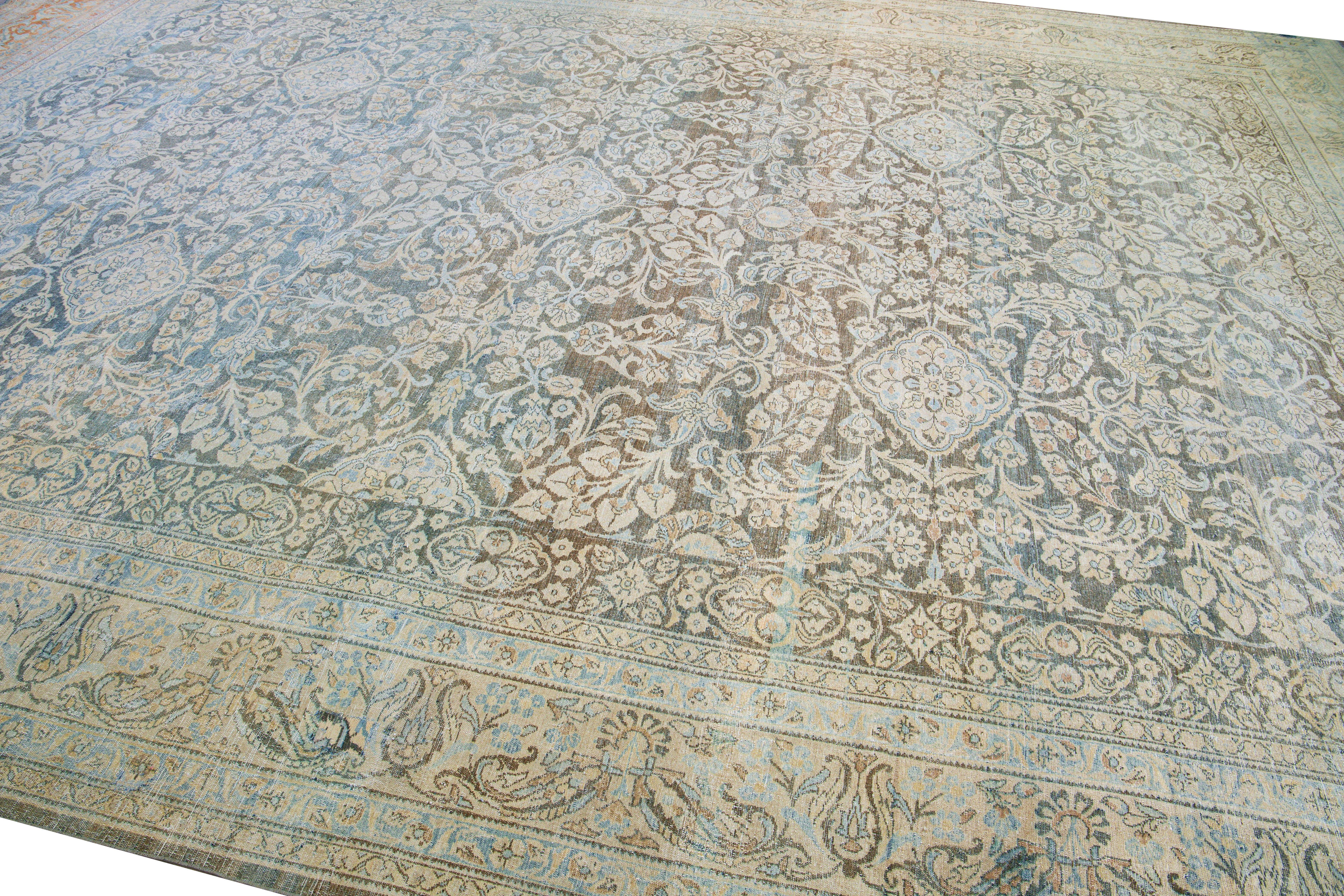 Antiker handgefertigter Oversize-Wollteppich in Blau mit geometrischem Blumenmuster, Malayer (Wolle) im Angebot