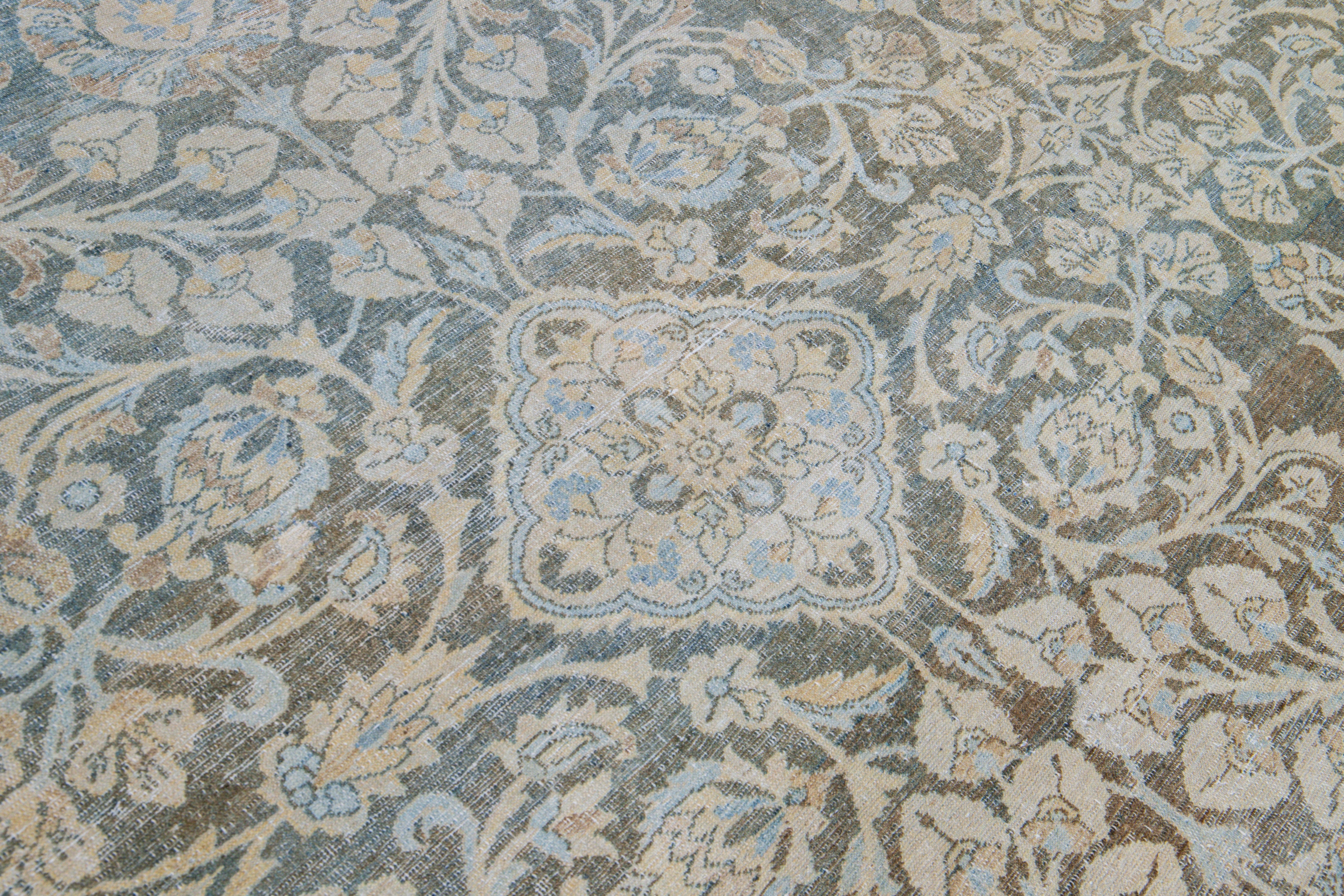 Antiker handgefertigter Oversize-Wollteppich in Blau mit geometrischem Blumenmuster, Malayer (Handgeknüpft) im Angebot