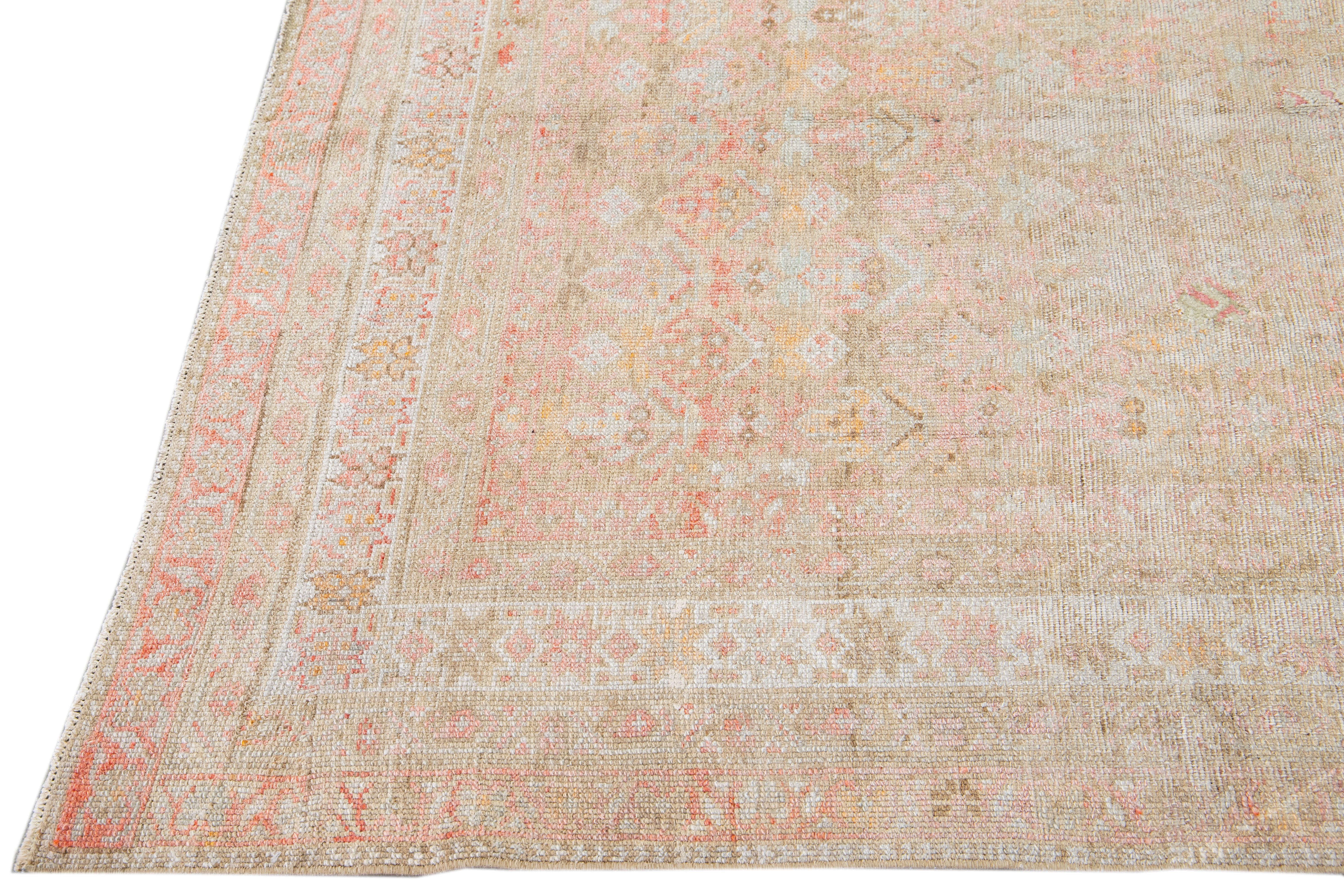 Antiker handgefertigter antiker Malayer-Wollteppich mit geometrischem Muster in Rosa und Tan (Persisch) im Angebot