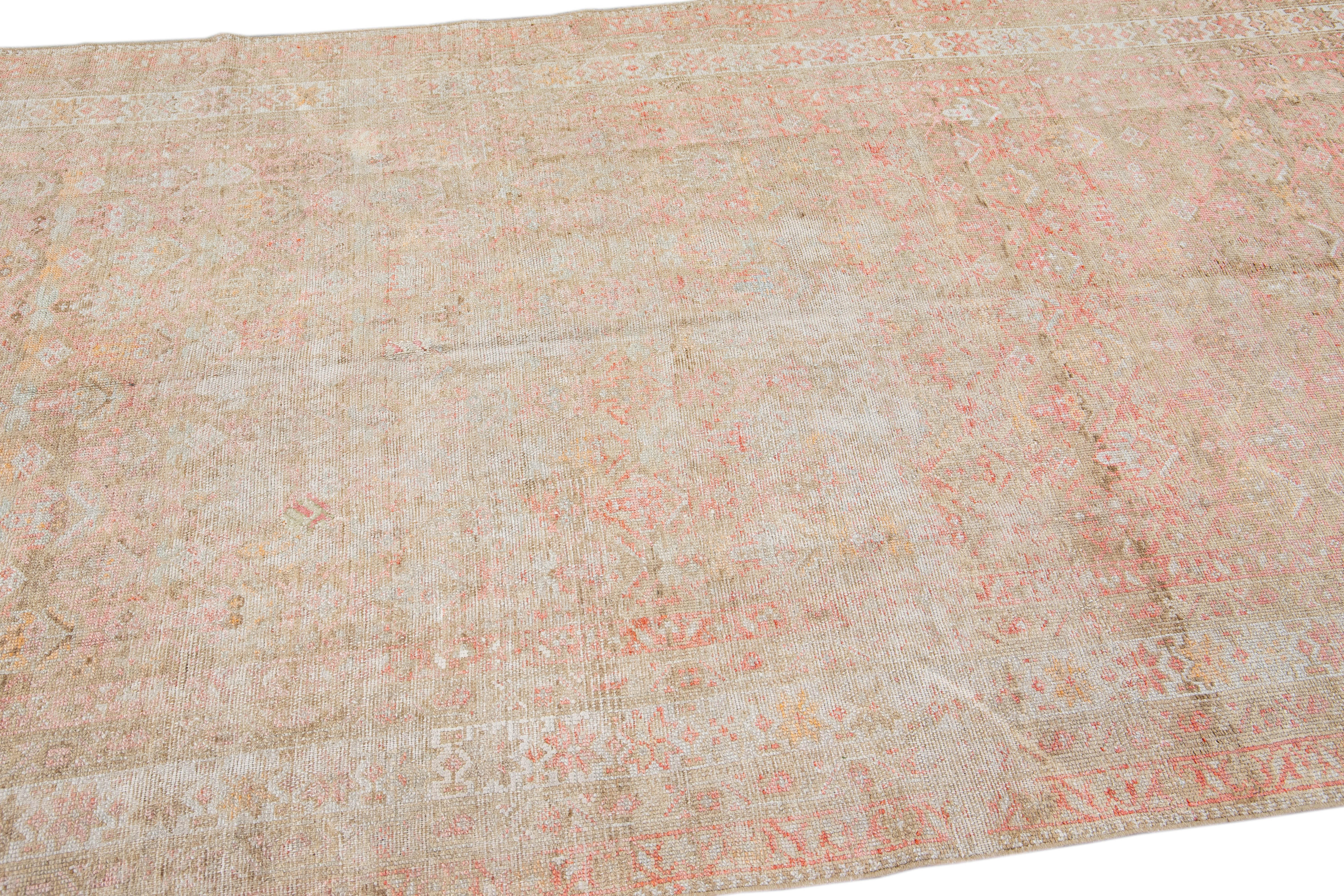 Antiker handgefertigter antiker Malayer-Wollteppich mit geometrischem Muster in Rosa und Tan (Handgeknüpft) im Angebot