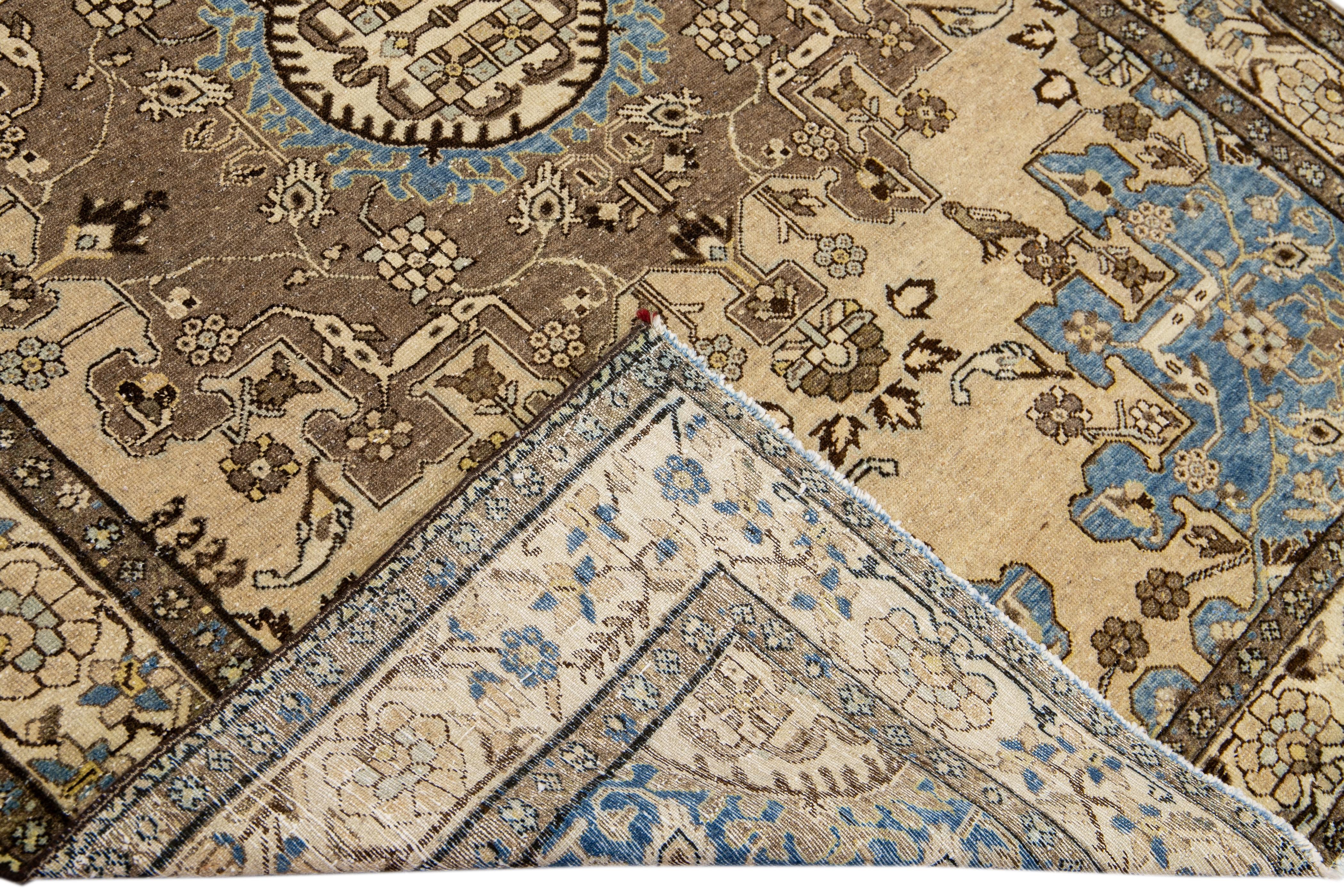 Magnifique tapis ancien en laine nouée à la main de Malayer avec un champ beige. Cette pièce de Malayer présente des accents bruns et bleus dans un magnifique motif de médaillon.

Ce tapis mesure : 4'4