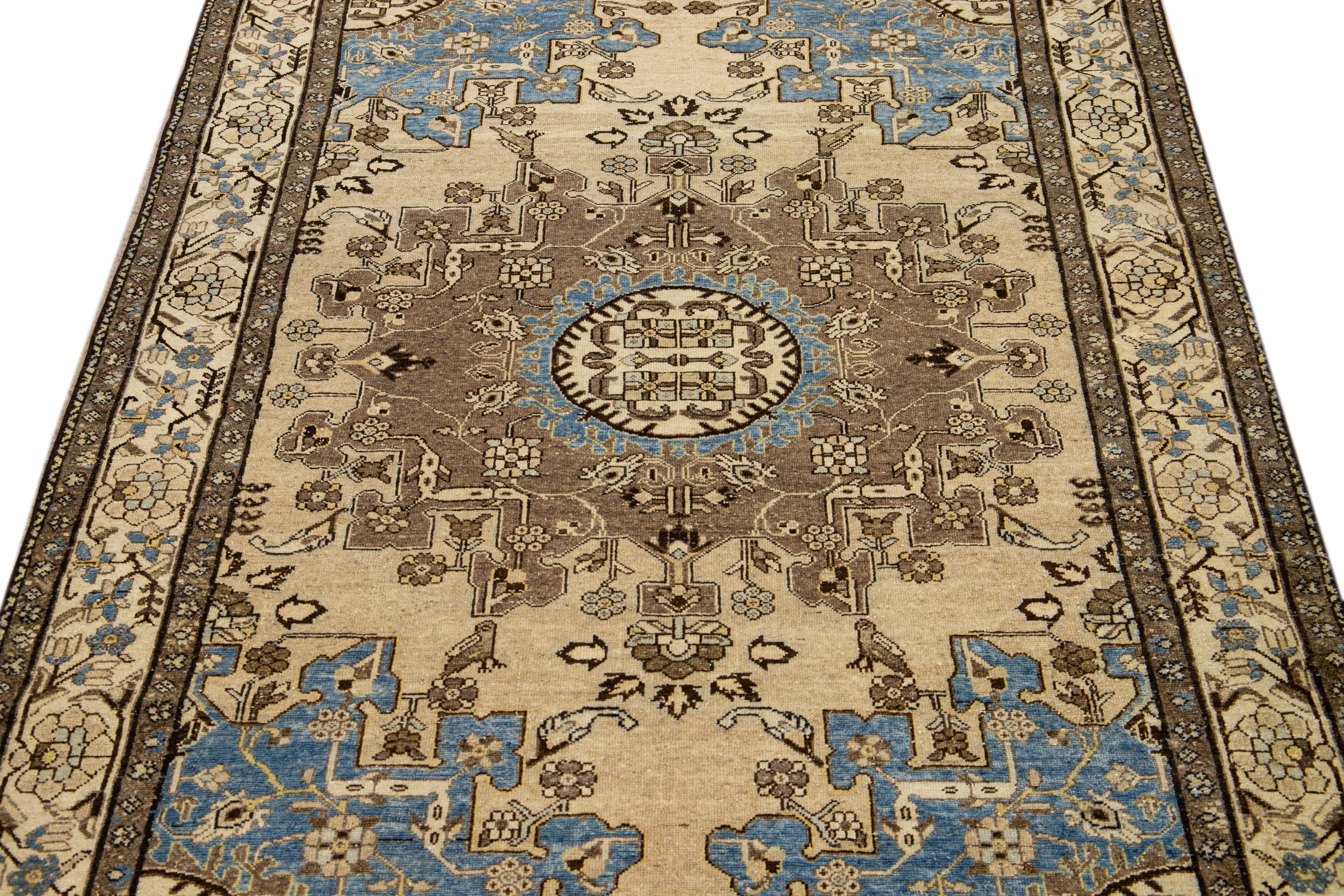 Islamique Ancien tapis Malayer fait à la main avec un médaillon beige en vente