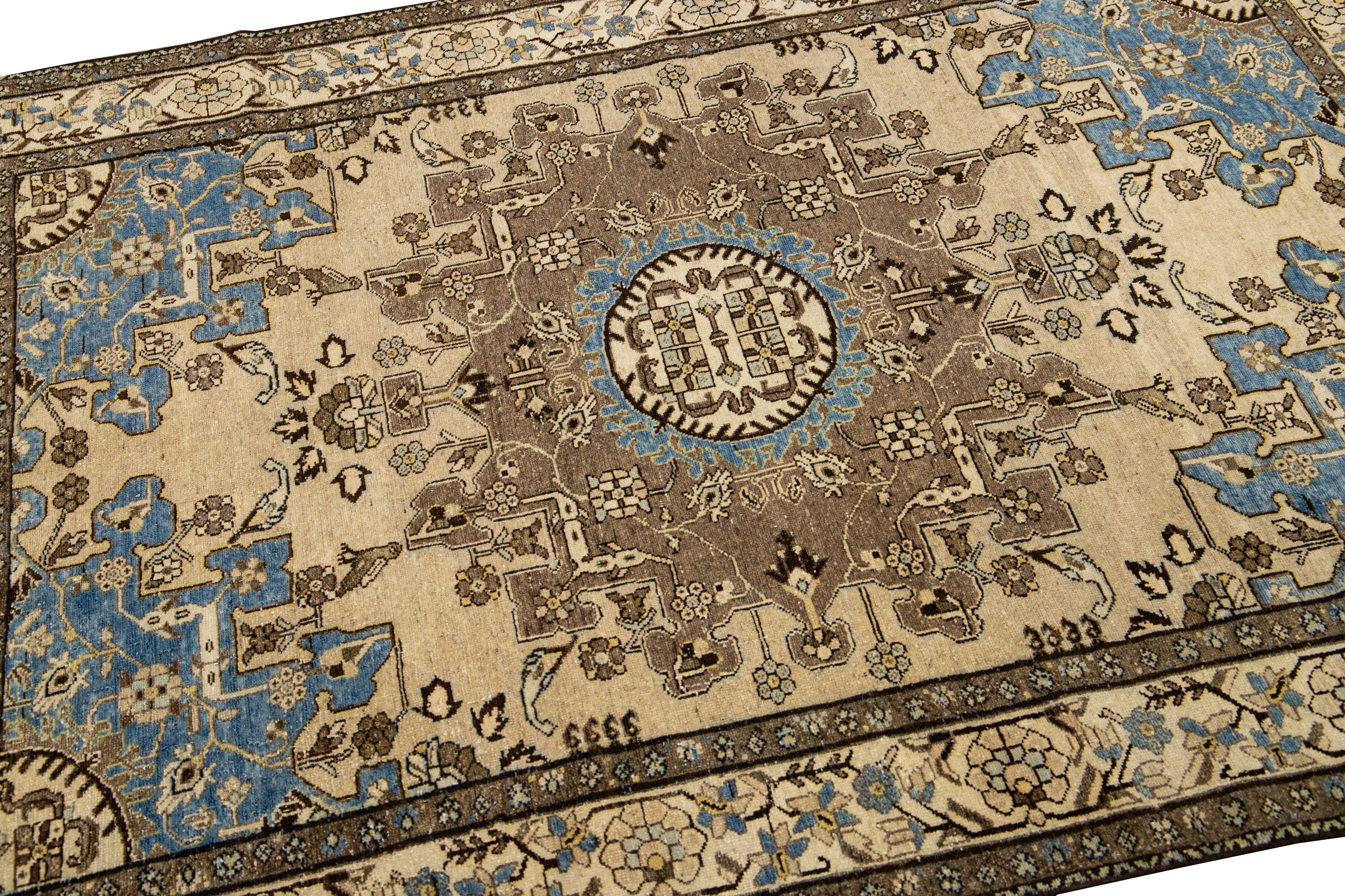 Noué à la main Ancien tapis Malayer fait à la main avec un médaillon beige en vente