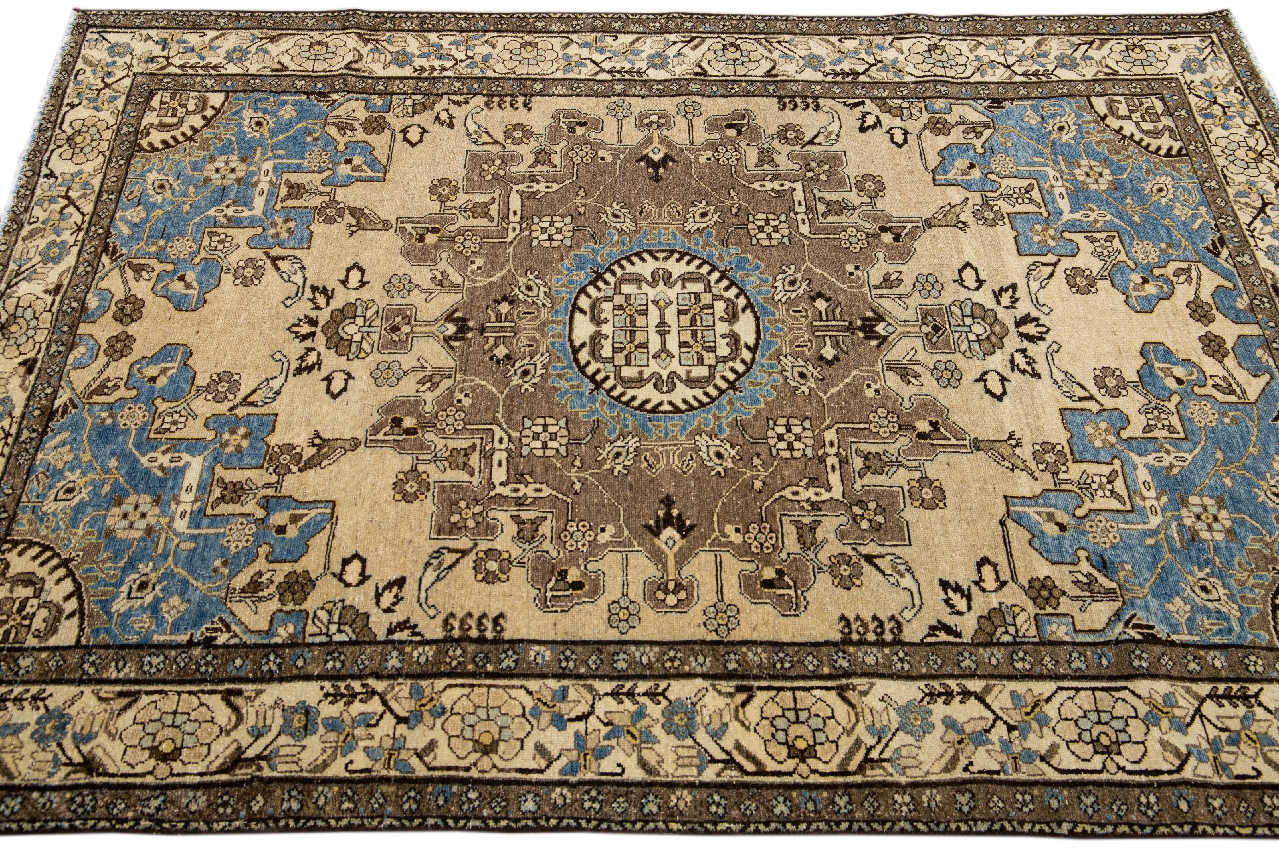 Ancien tapis Malayer fait à la main avec un médaillon beige Bon état - En vente à Norwalk, CT