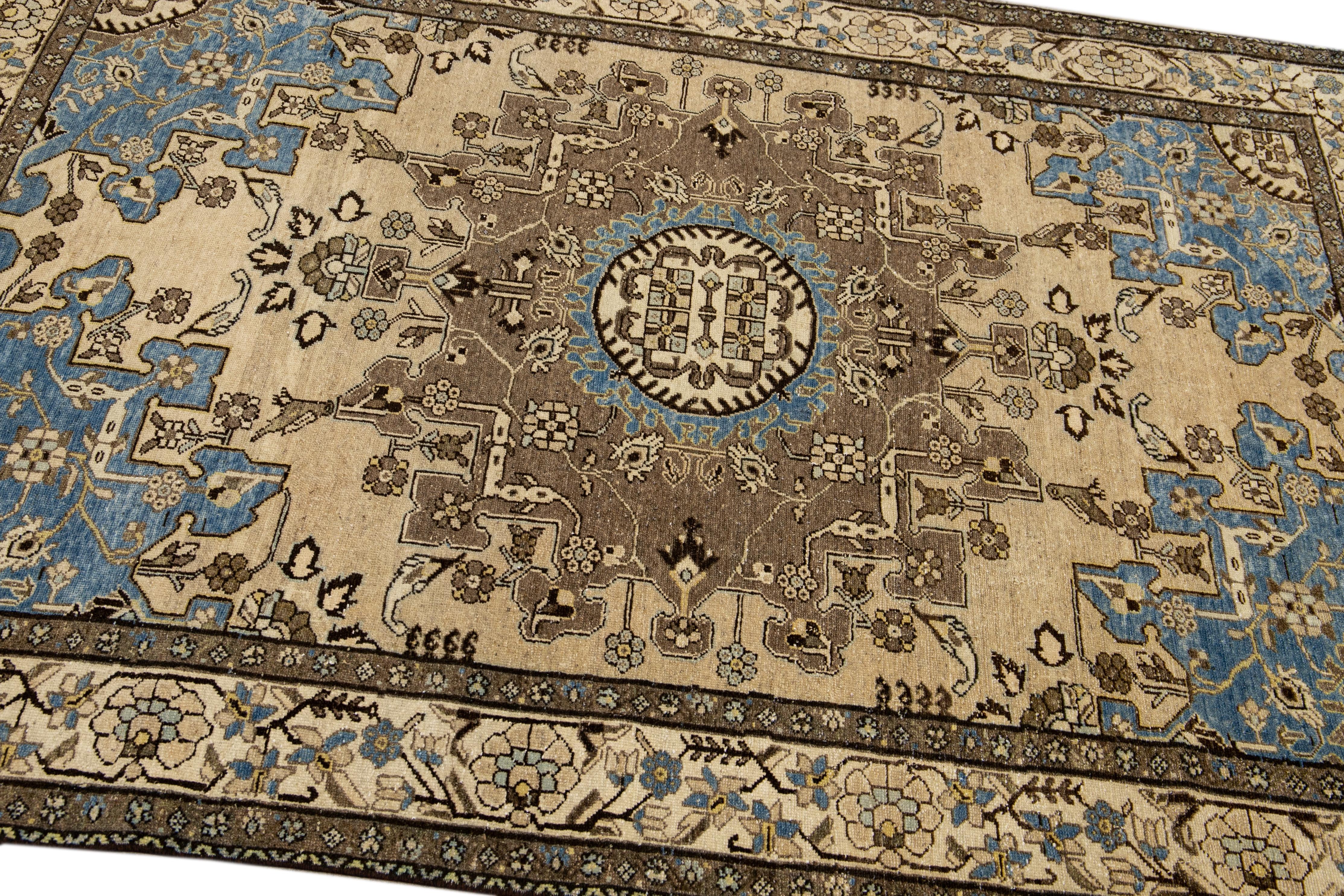 20ième siècle Ancien tapis Malayer fait à la main avec un médaillon beige en vente