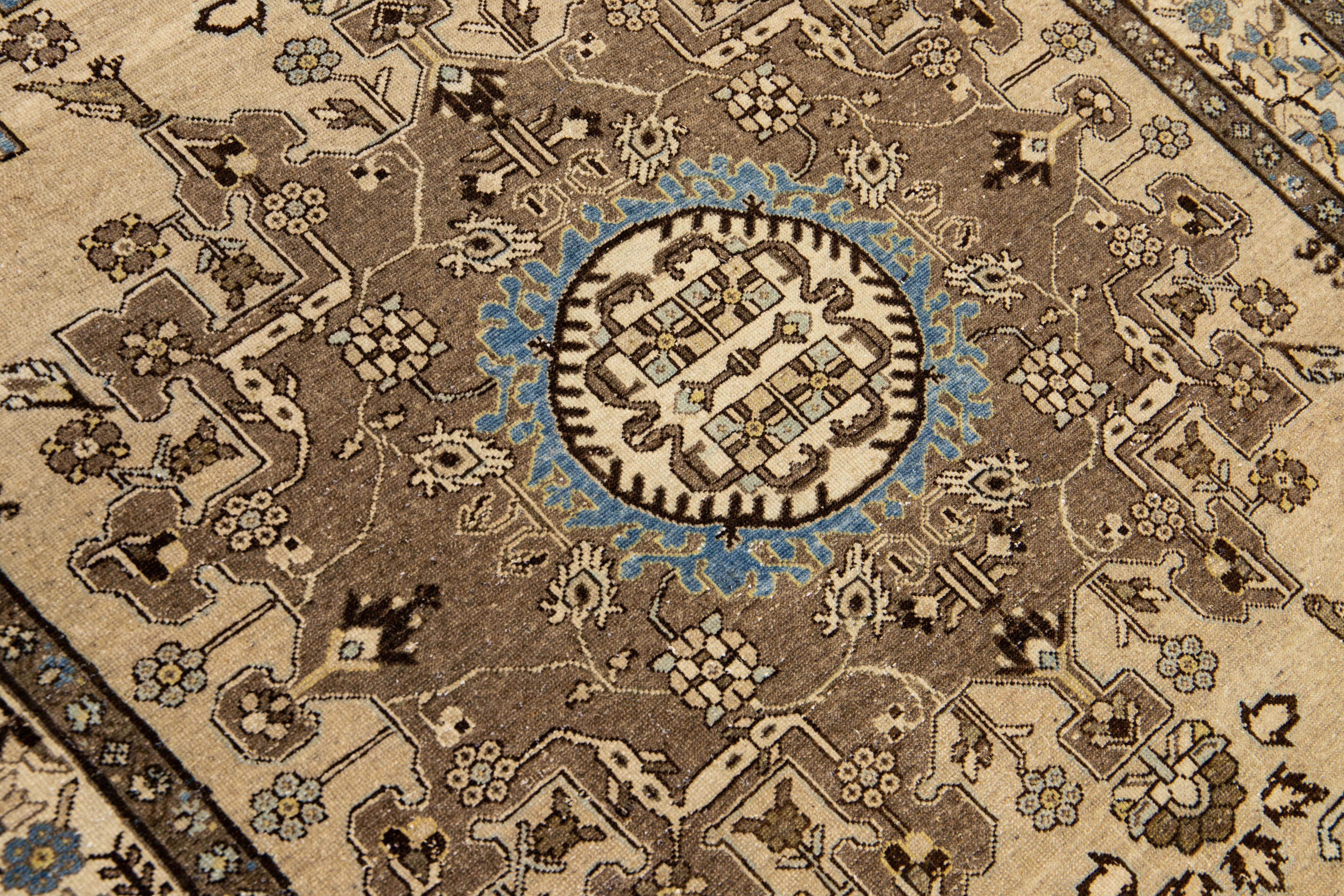 Ancien tapis Malayer fait à la main avec un médaillon beige en vente 1
