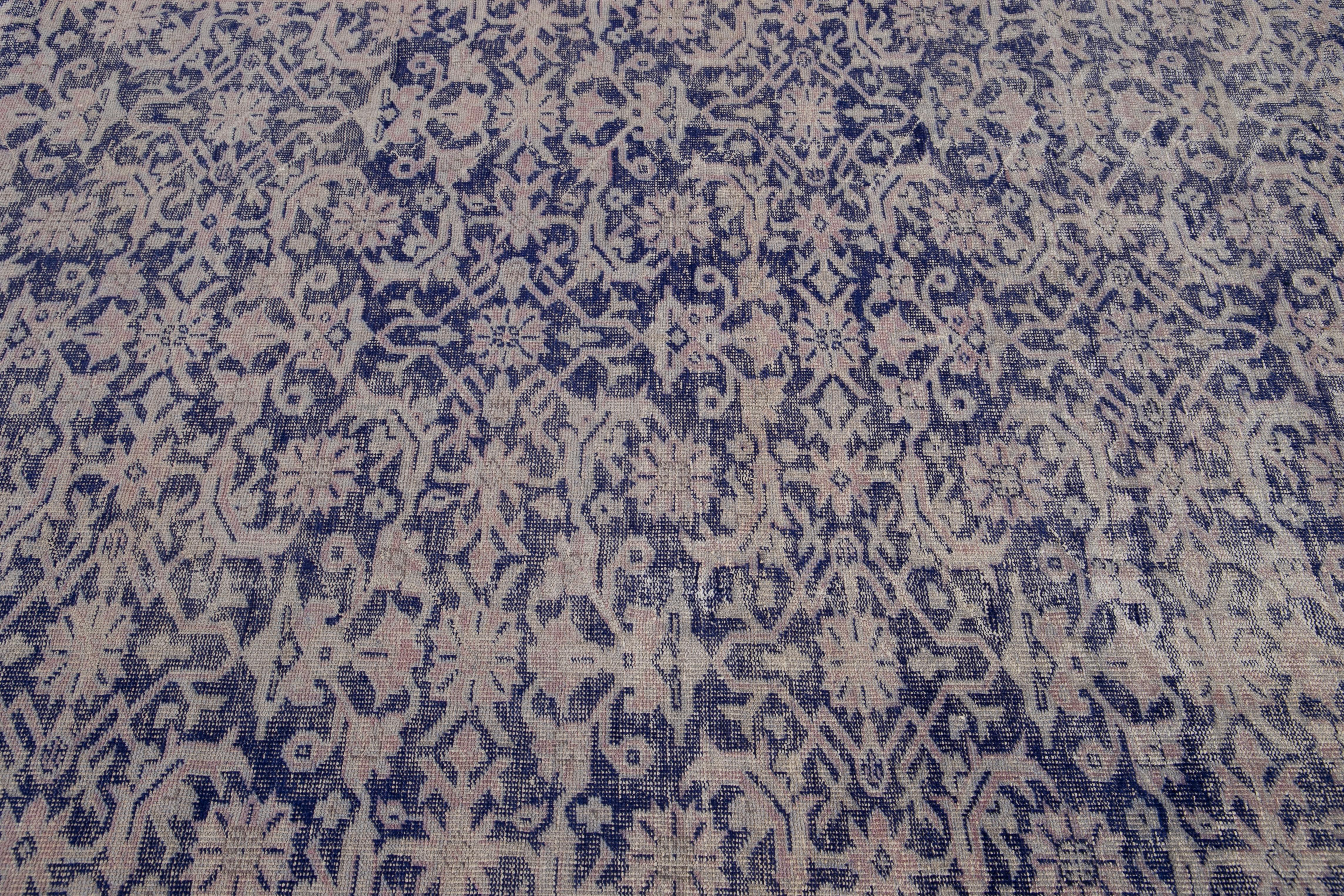 Laine Ancien tapis Malayer en laine à fleurs violettes fait à la main en vente
