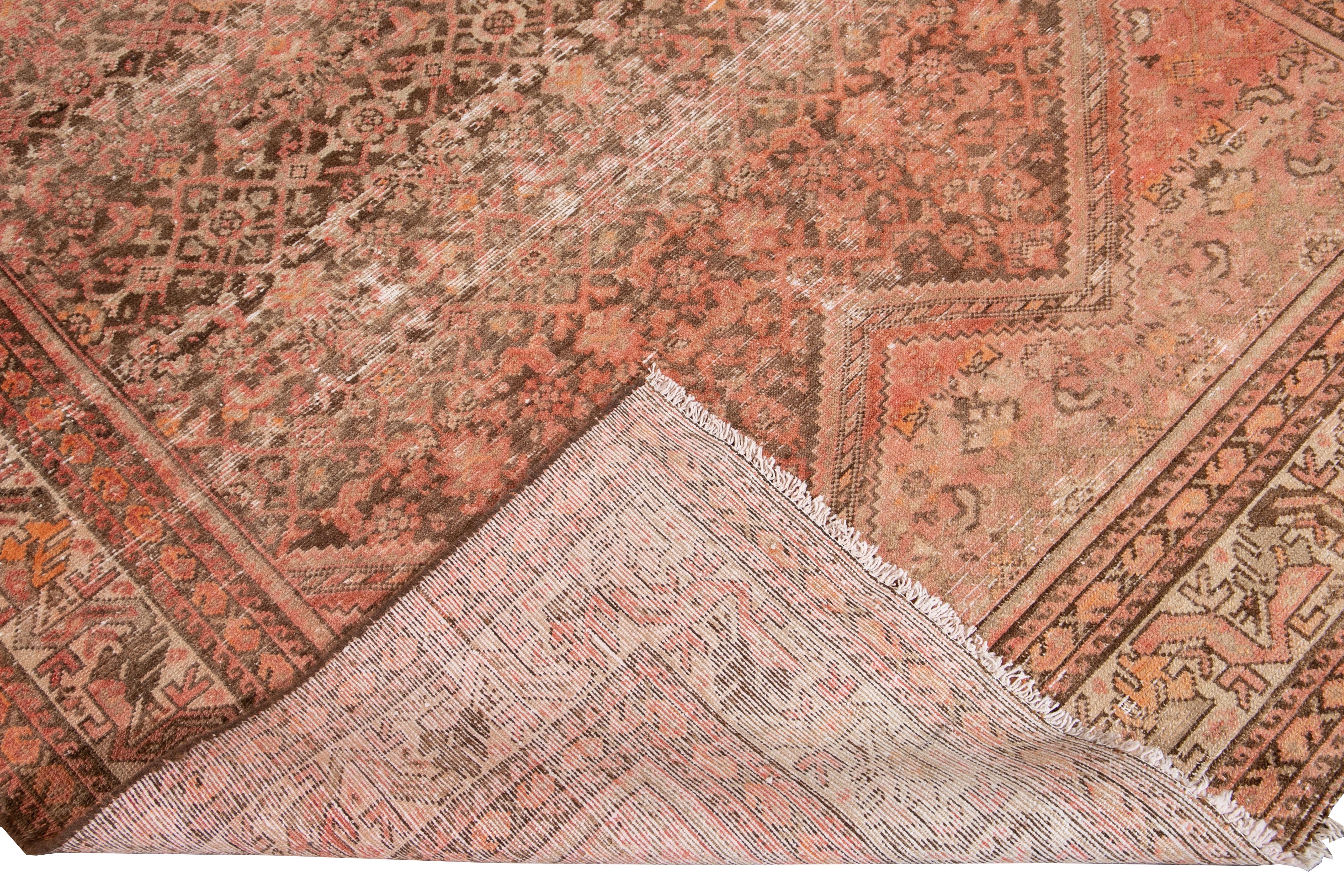 Bellissimo runner antico in lana Malayer annodato a mano con campo di pesca. Questo tappeto Malayer presenta accenti di avorio e marrone in un magnifico disegno geometrico floreale distorto all-over.

Questo tappeto misura: 6' x 13'6