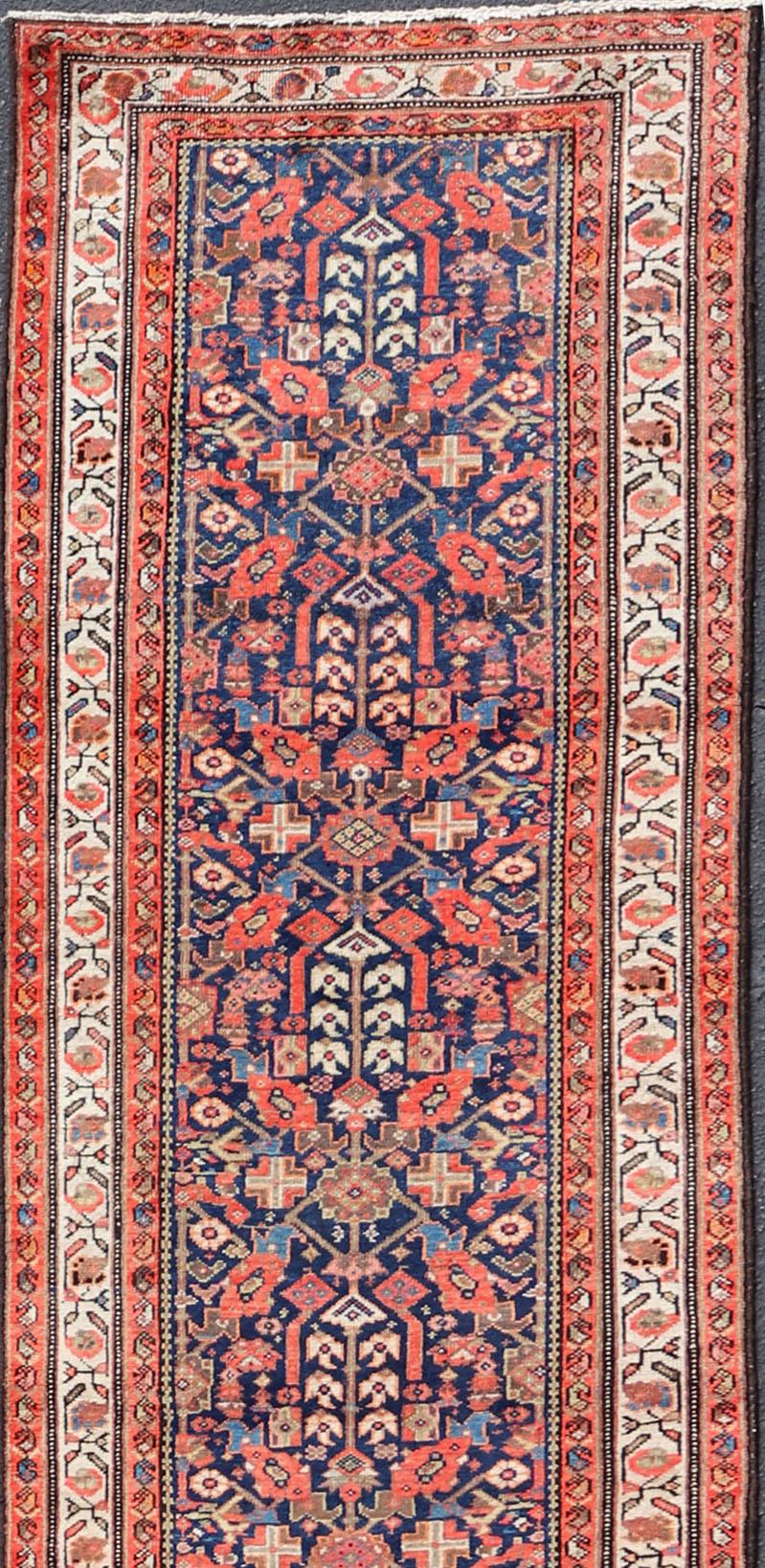Antiker langer Malayer-Läufer in Orange, Blau und Braun im Angebot 4