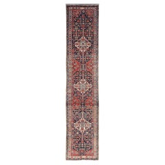 Long tapis de couloir Malayer ancien à motif Herati et motif tri-méditerranéen géométrique