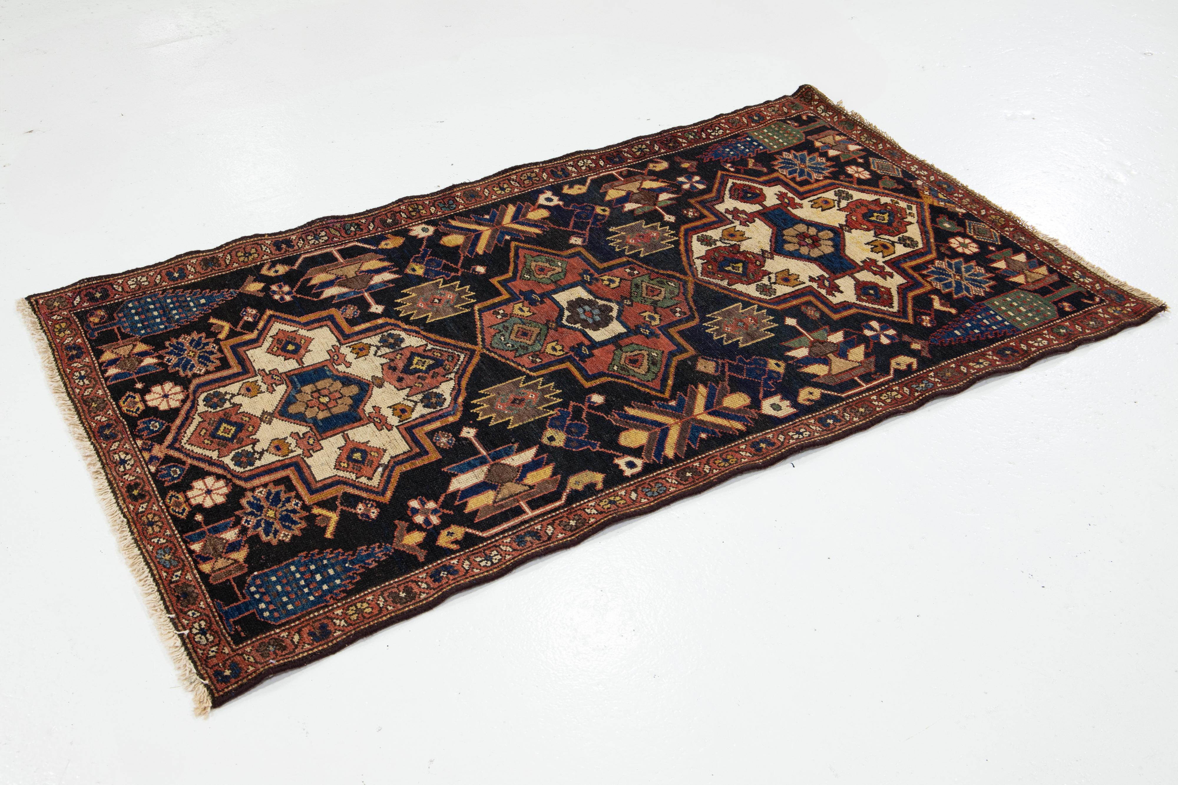 Perse Tapis persan ancien Malayer en laine bleue avec motif tribal en vente