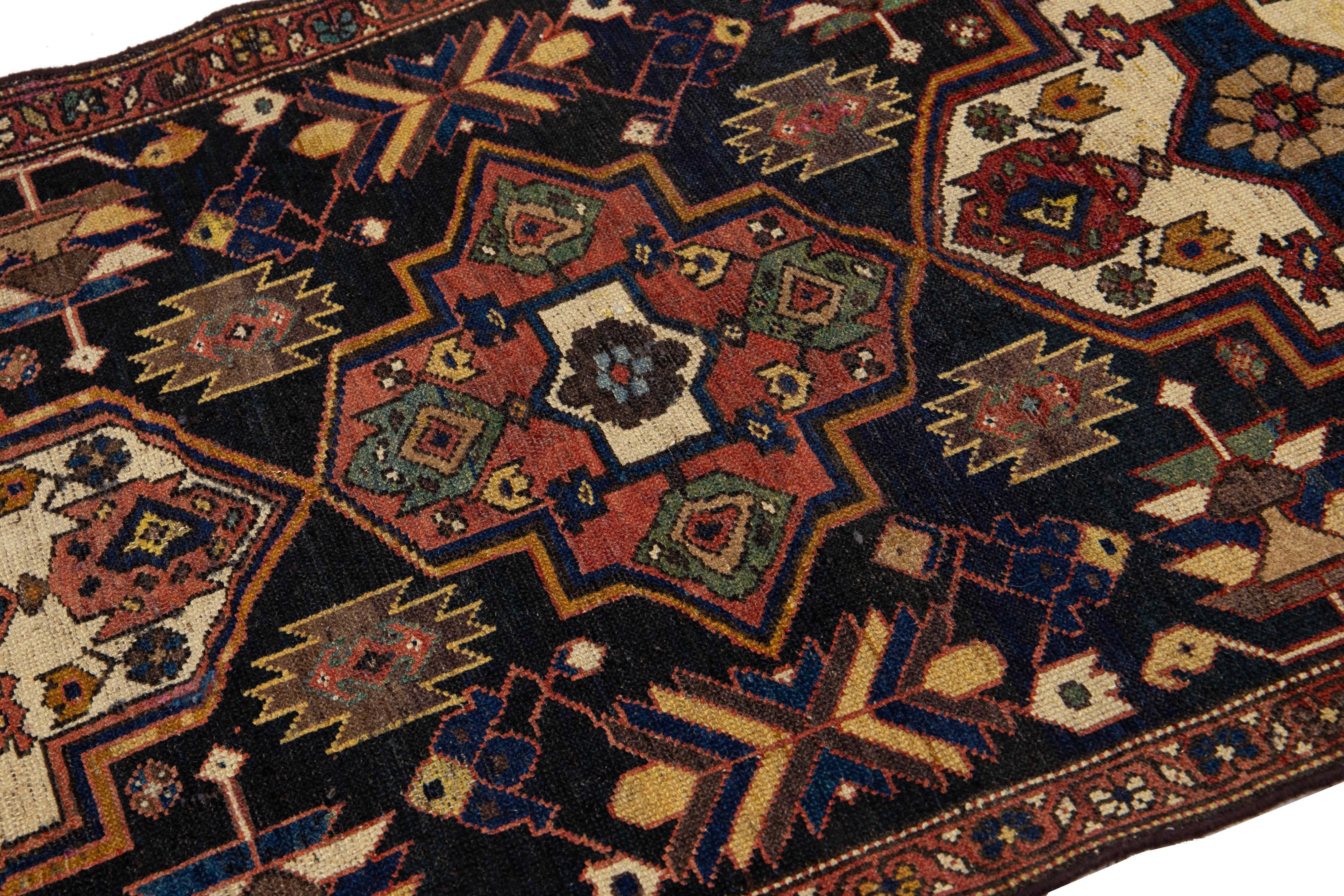 Noué à la main Tapis persan ancien Malayer en laine bleue avec motif tribal en vente