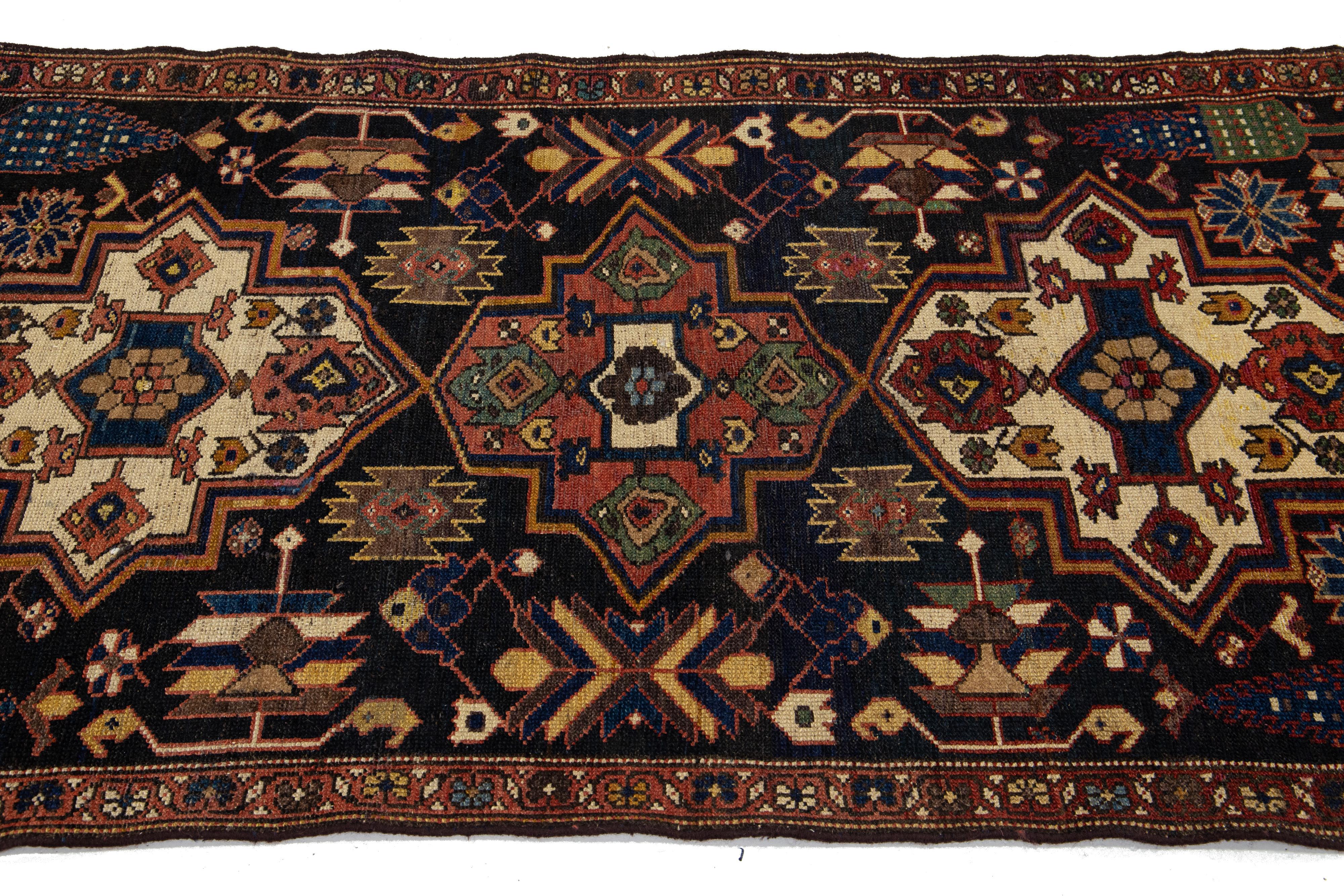 Tapis persan ancien Malayer en laine bleue avec motif tribal Bon état - En vente à Norwalk, CT