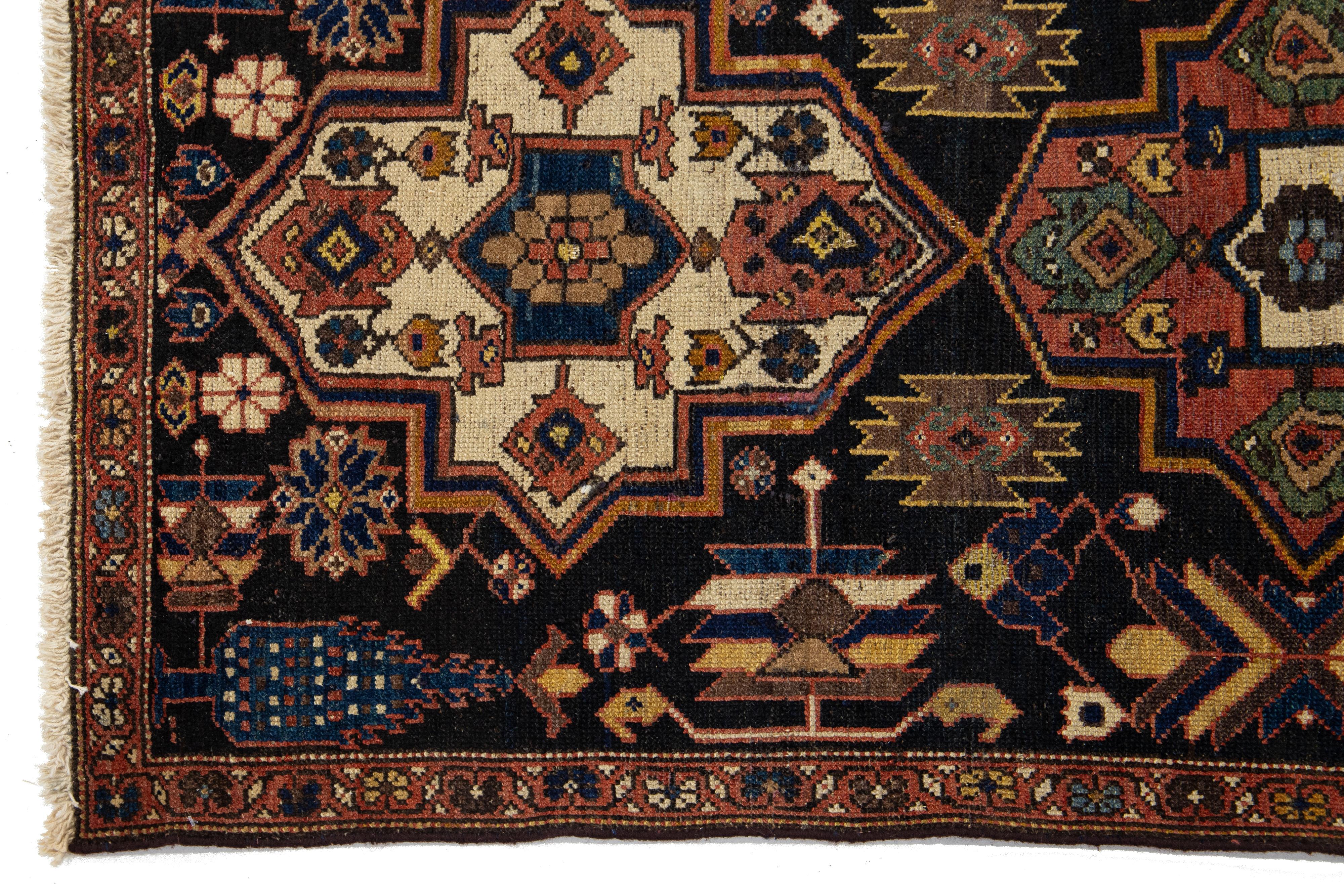 20ième siècle Tapis persan ancien Malayer en laine bleue avec motif tribal en vente