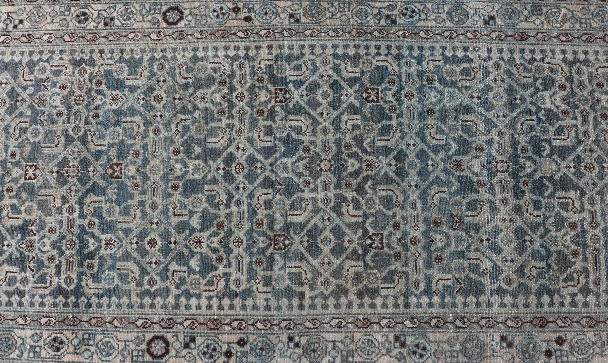 Misure: 3'8 x 17'4
Antico runner persiano Malayer in blu con design/One 3'8 x 17'4  Keivan Woven Arts / tappeto/EMB-40, paese d'origine/tipo: Iran / Malayer, circa 1920. 
Questo elegante runner antico persiano Malayer presenta un disegno intricato e