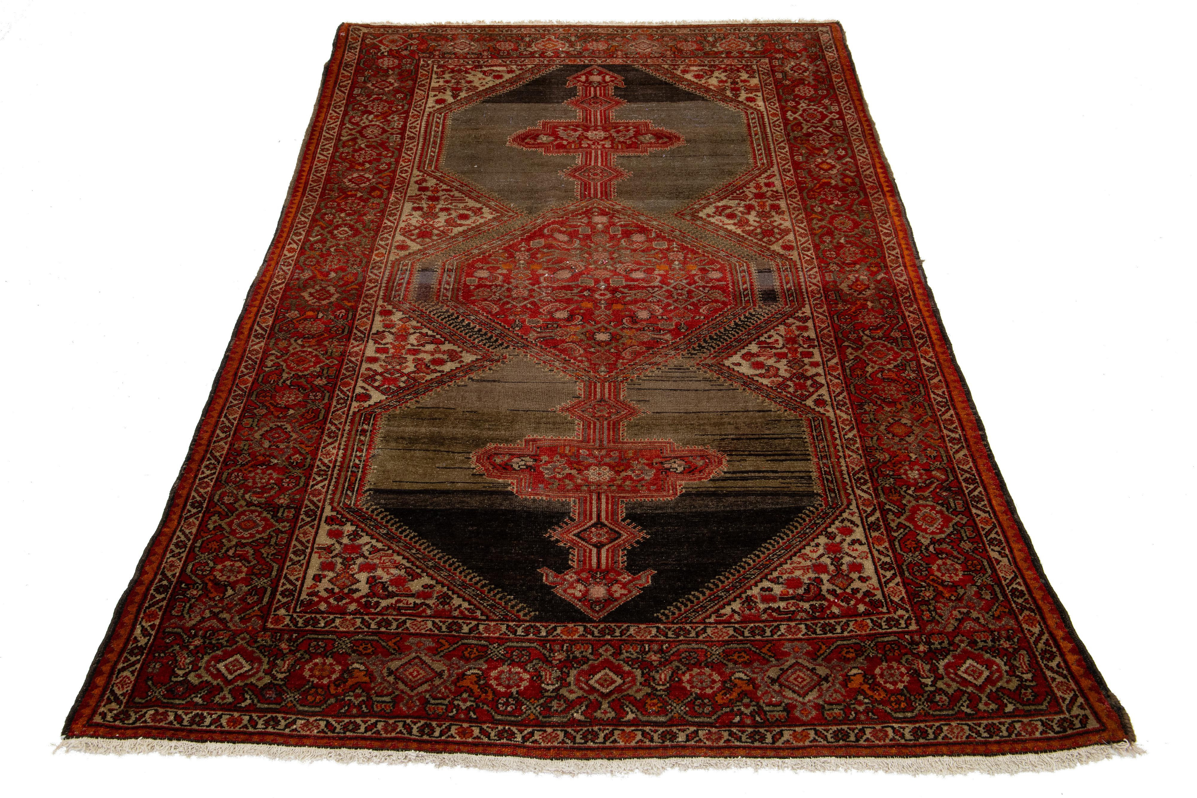 Dies ist ein handgefertigter persischer Malayer-Teppich aus dem 20. Jahrhundert mit einem braunen Feld mit roten und orangefarbenen Akzenten in seinem geometrischen Muster.

Dieser Teppich misst 4'5