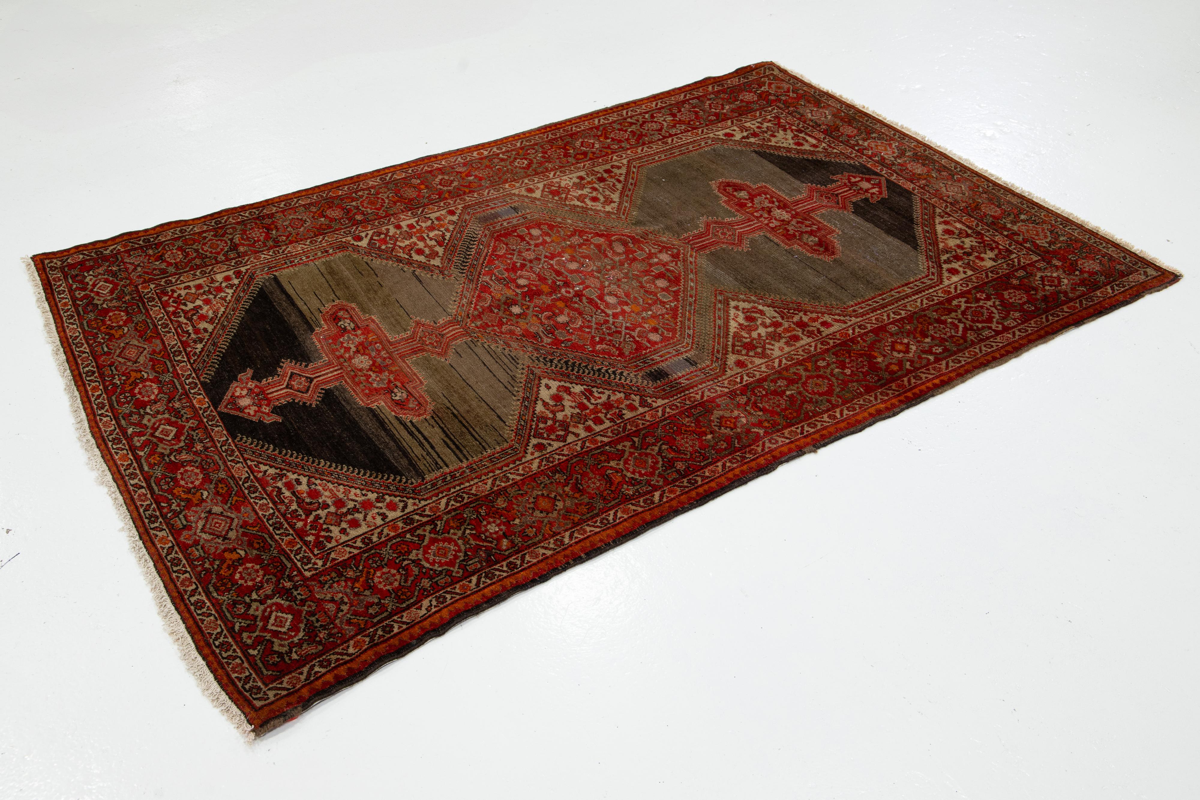 Antike Malayer Persisch Sactter Wolle Teppich In Brown mit Tribal Design im Zustand „Gut“ im Angebot in Norwalk, CT