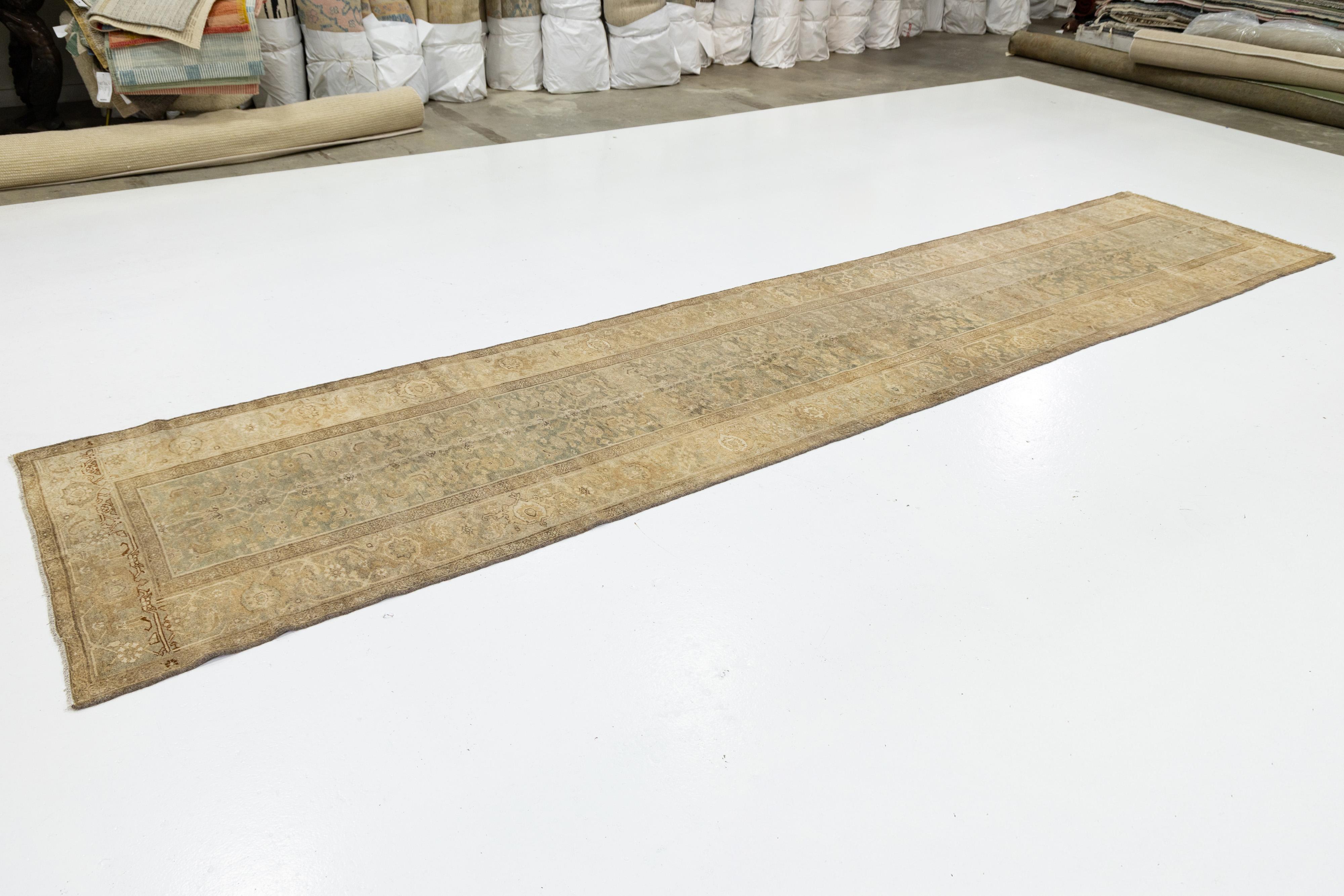 Annodato a mano Antico runner in lana persiana Malayer in blu e beige con disegno floreale in vendita