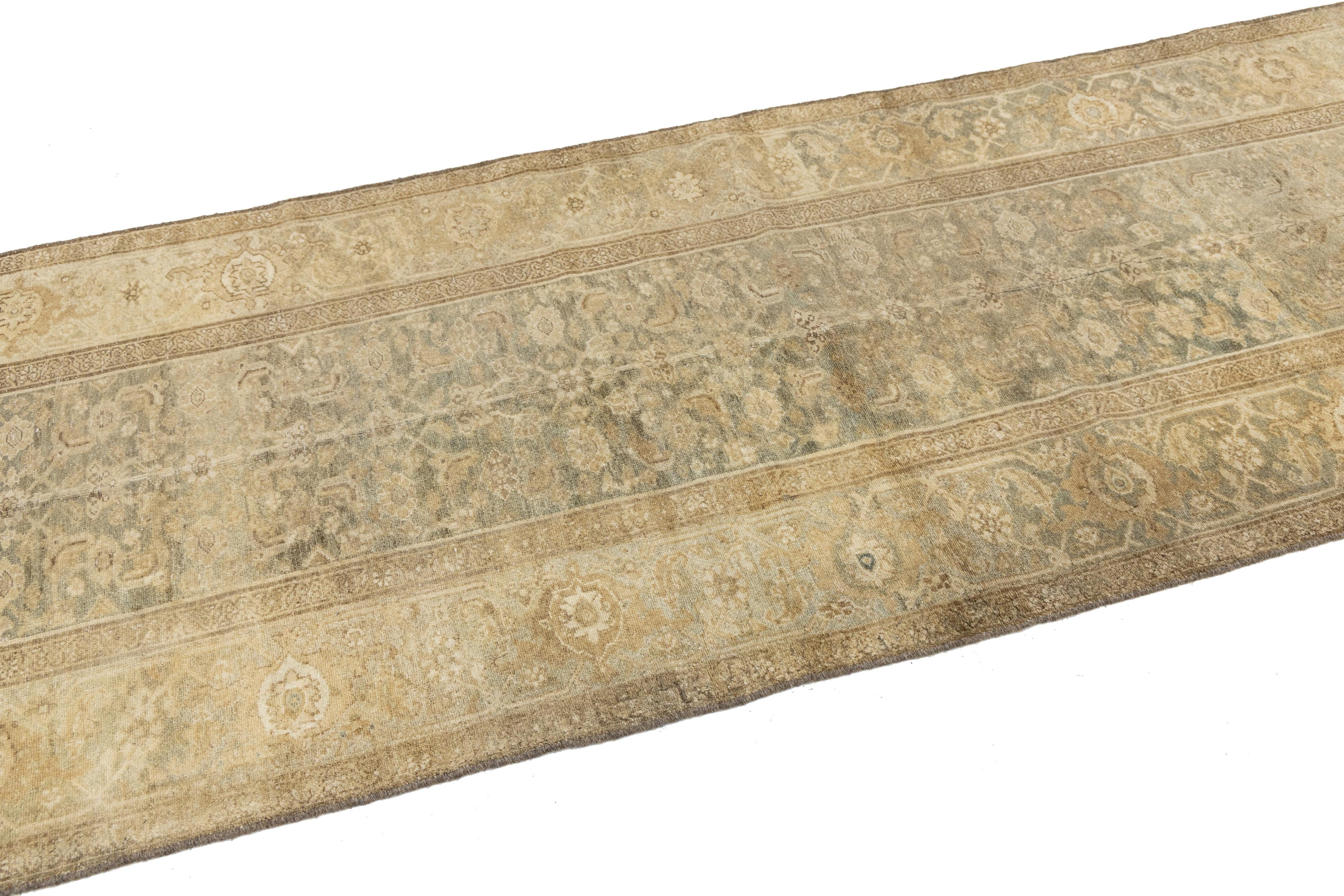 Antico runner in lana persiana Malayer in blu e beige con disegno floreale In condizioni buone in vendita a Norwalk, CT