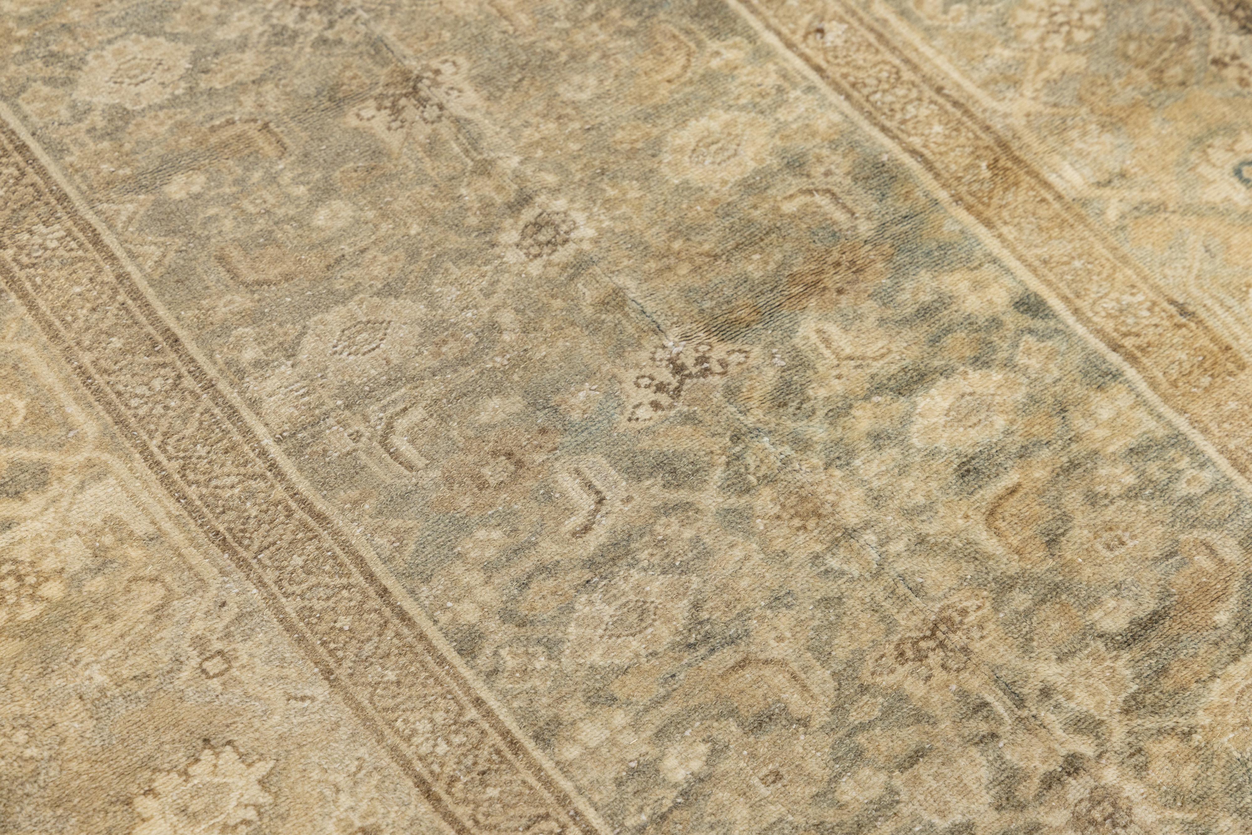 Antico runner in lana persiana Malayer in blu e beige con disegno floreale in vendita 1