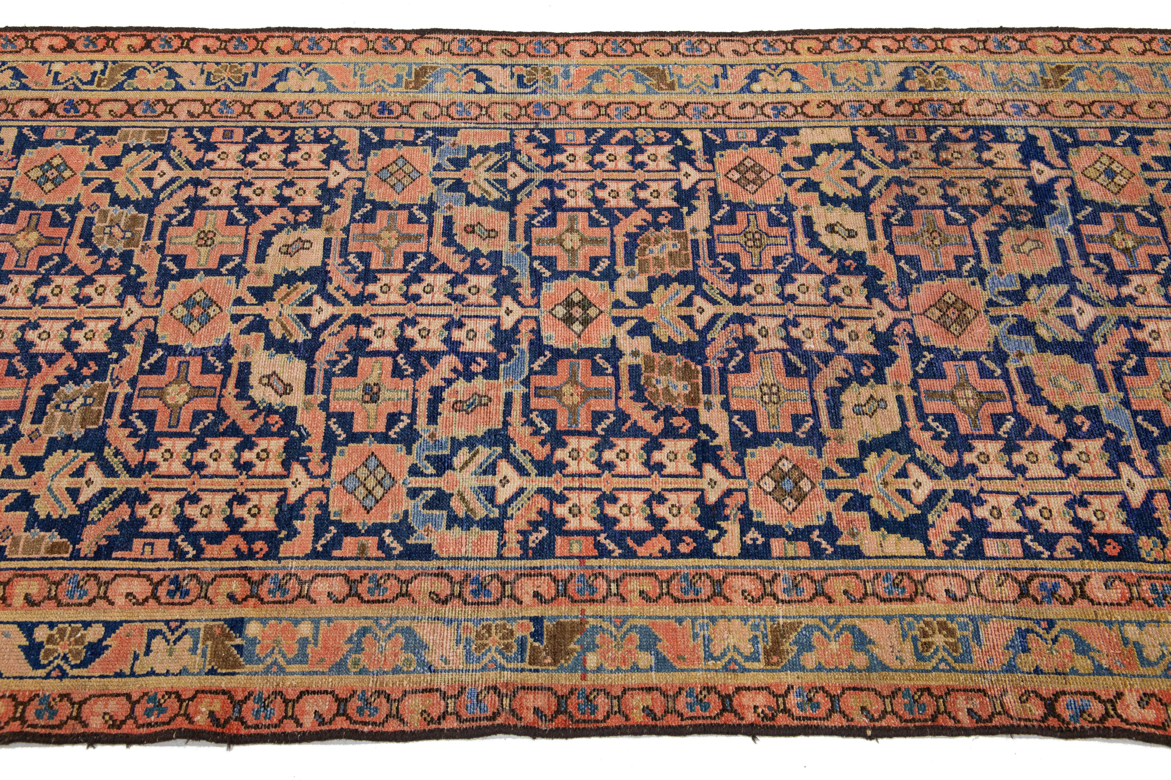 Antiker Malayer-Läufer aus persischer Wolle in Blau mit geometrischem Design im Zustand „Gut“ im Angebot in Norwalk, CT