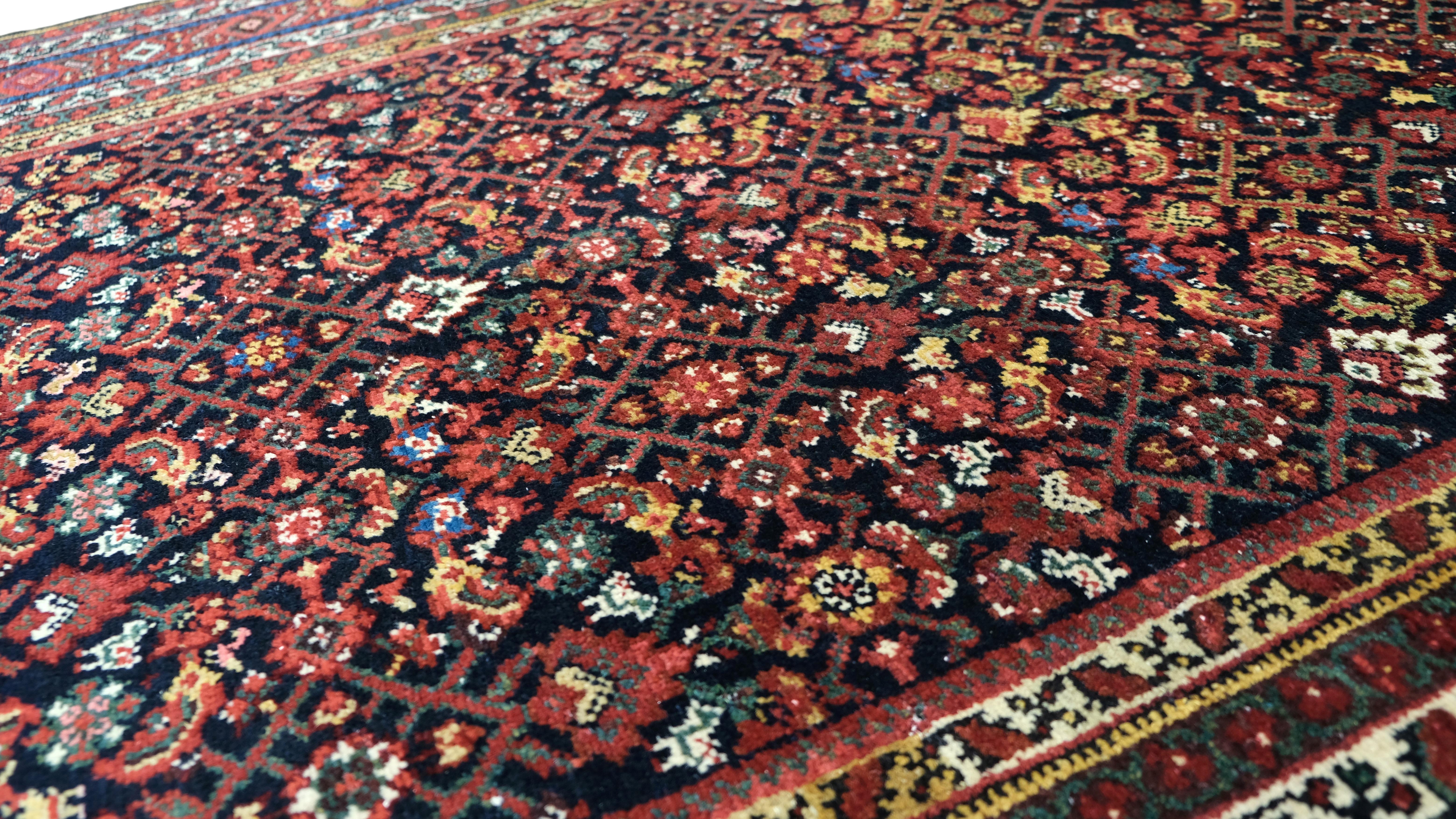 Antiker geometrischer Malayer-Wollteppich in Rot und Marineblau 5'9''x15'10'' um 1920 im Zustand „Gut“ im Angebot in Torrance, CA