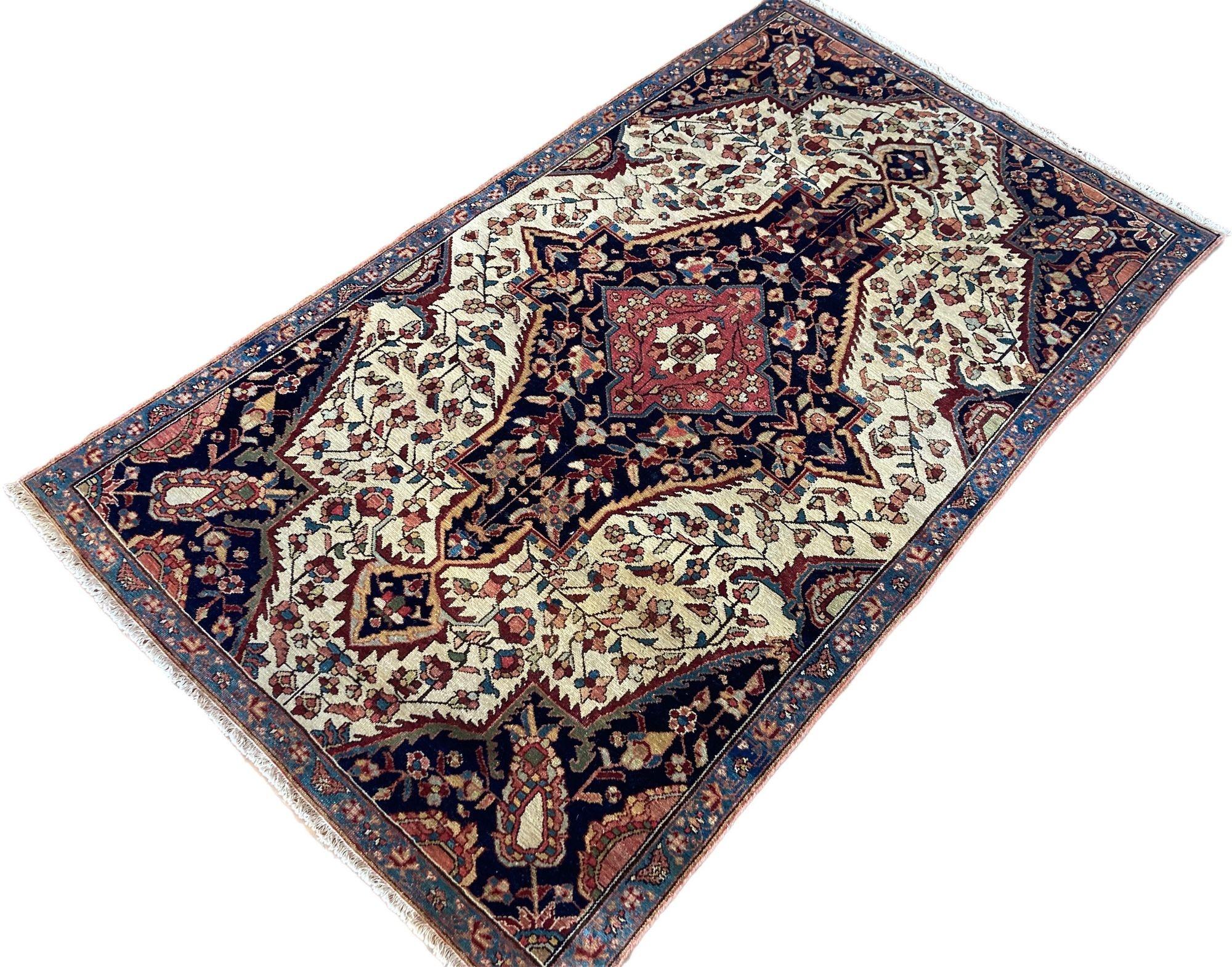 Antique Malayer Rug 1.66m X 0.98m In Good Condition For Sale In St. Albans, GB
