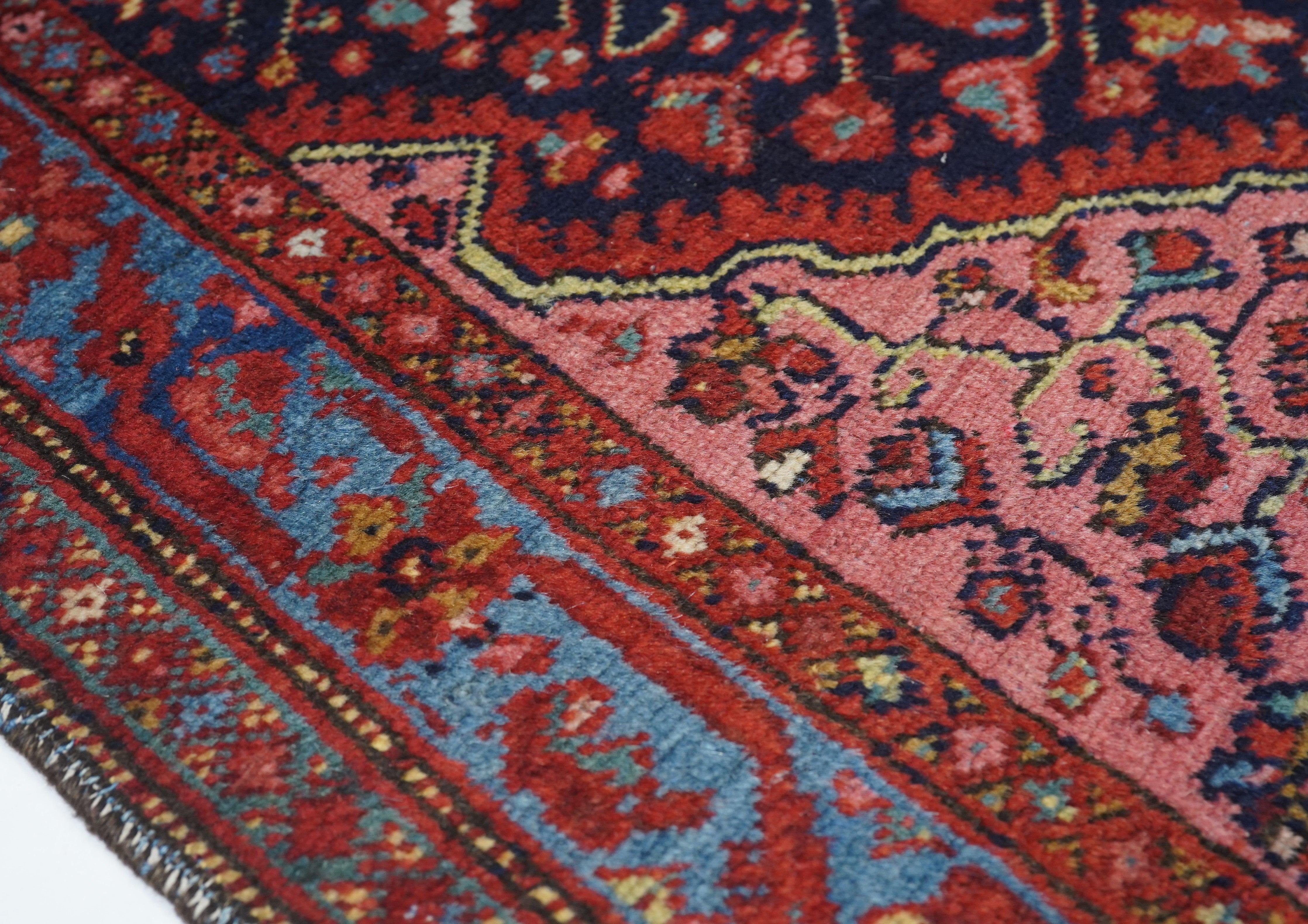 Antiker Malayer-Teppich 3'2'' x 5'1'' im Zustand „Gut“ im Angebot in New York, NY