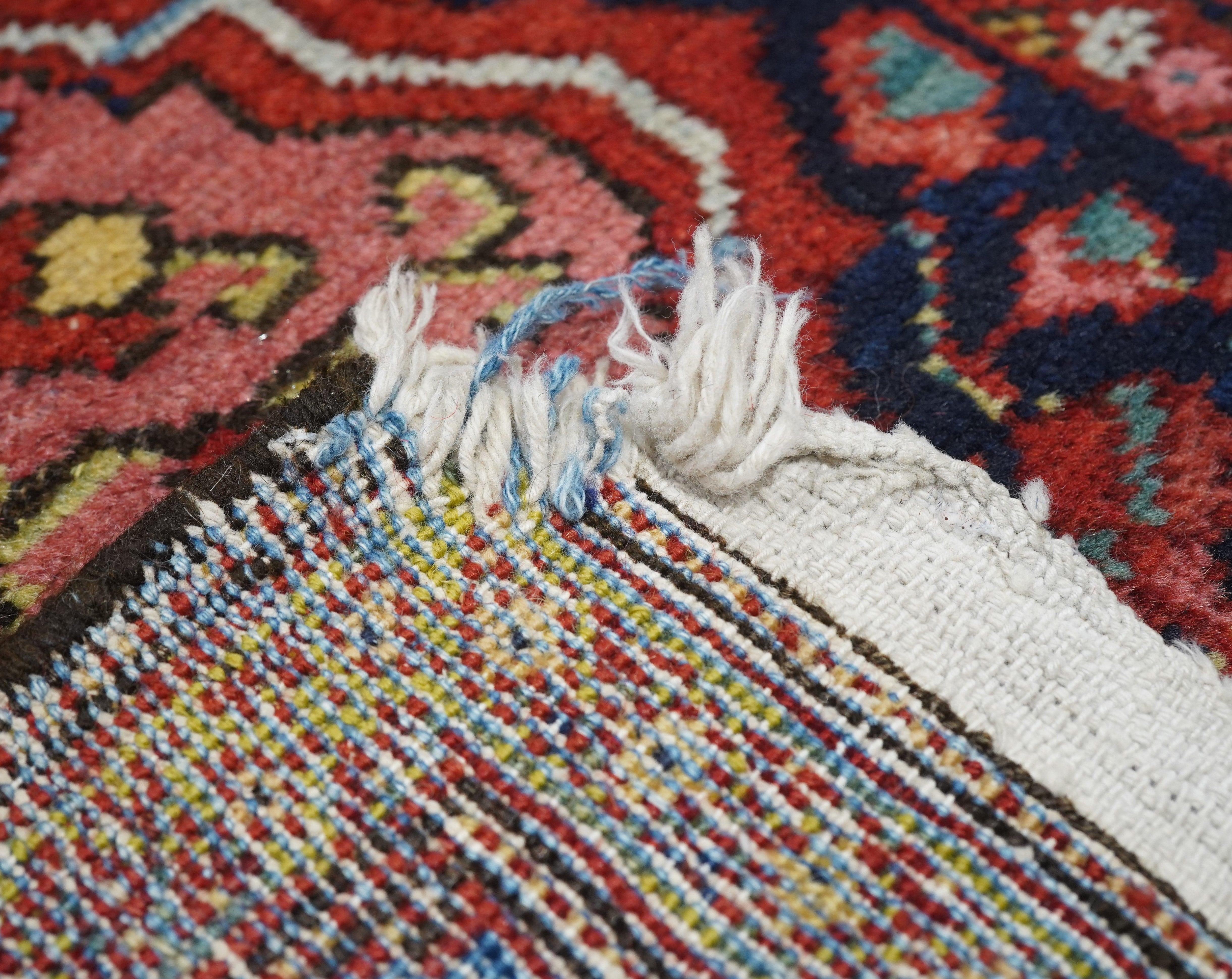 Antiker Malayer-Teppich 3'2'' x 5'1'' im Angebot 1